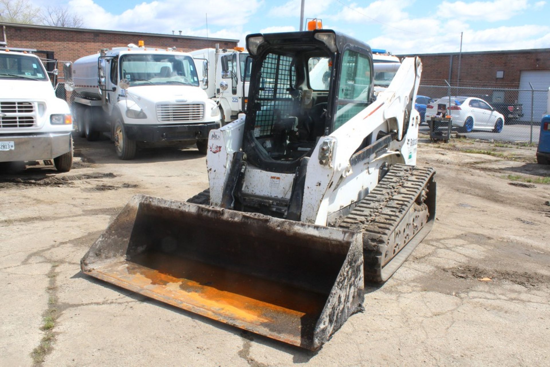 2014 BOBCAT T870 2-SPEED COMPACT TRACK LOADER S/N: AN8L12647 (2014) 84-IN. UNIVERSAL BUCKET, AUX. - Image 7 of 11