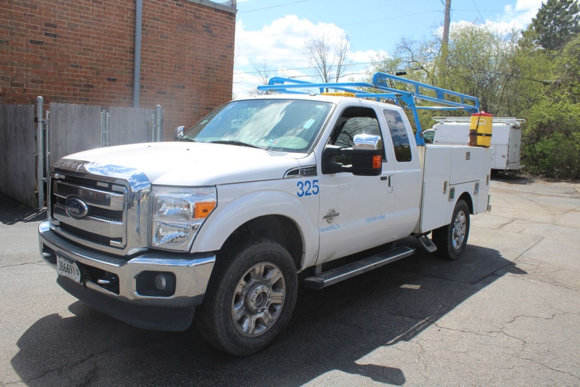 2015 FORD F-350 LARIAT SUPER DUTY EXTENDED CAB 4 X 4 UTILITY TRUCK VIN: 1FT8X3BT8FED26342 (2015) 6.