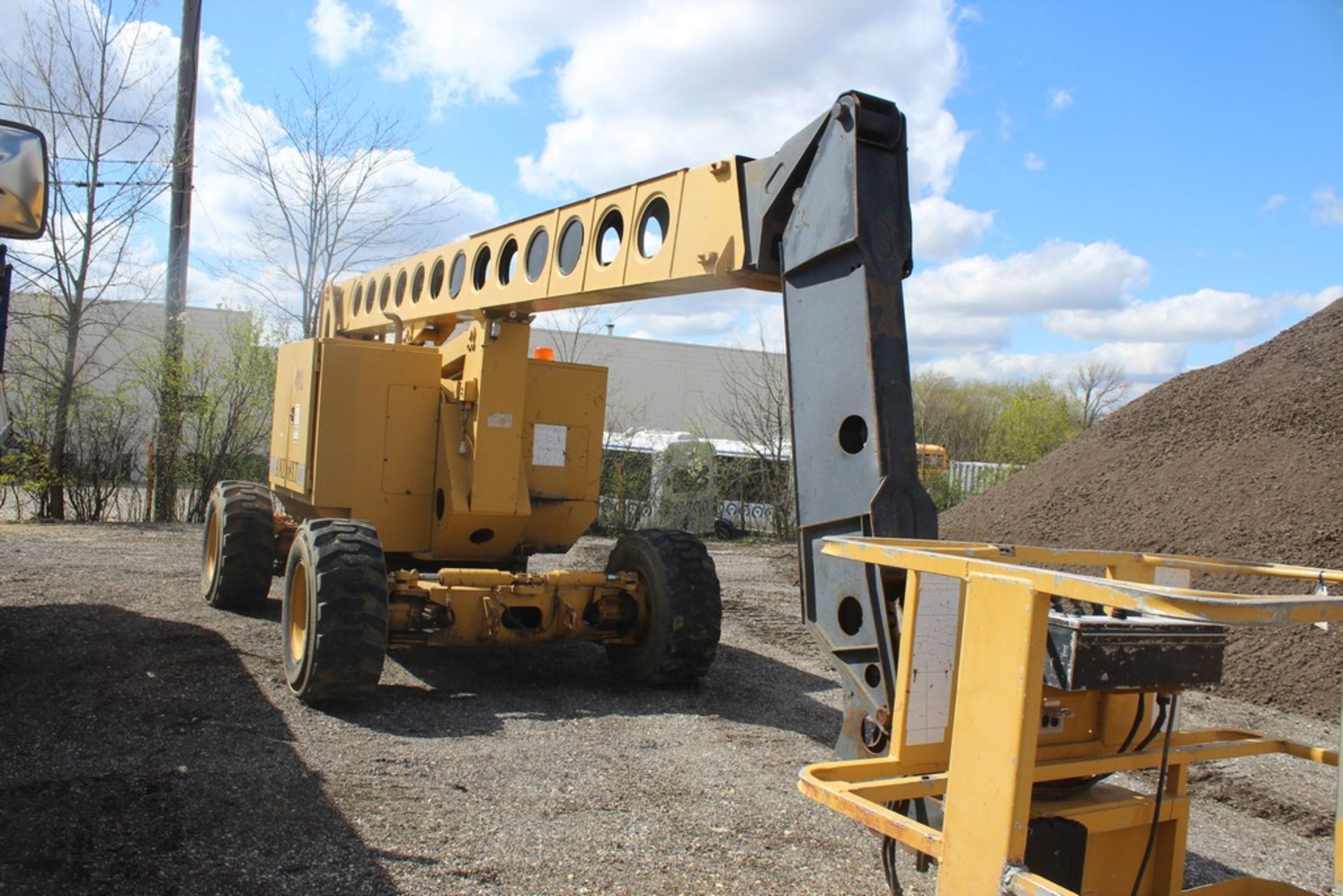 1997 GROVE AMZ68XT 4 X 4 X 4 BOOM LIFT S/N: 43397, DEUTZ 4-CYL., 2-SECTION TELESCOPIC BOOM, POWER TO - Image 9 of 10