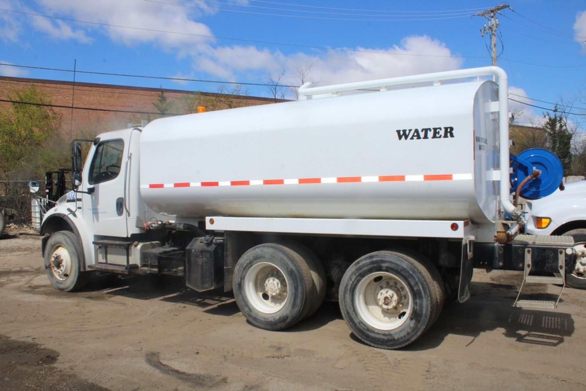 2007 FREIGHTLINER 2000 GALLON (est.) TANDEM AXLE WATER TRUCK VIN: 1FVHCYCS97HX13842 (2007) - Image 2 of 10