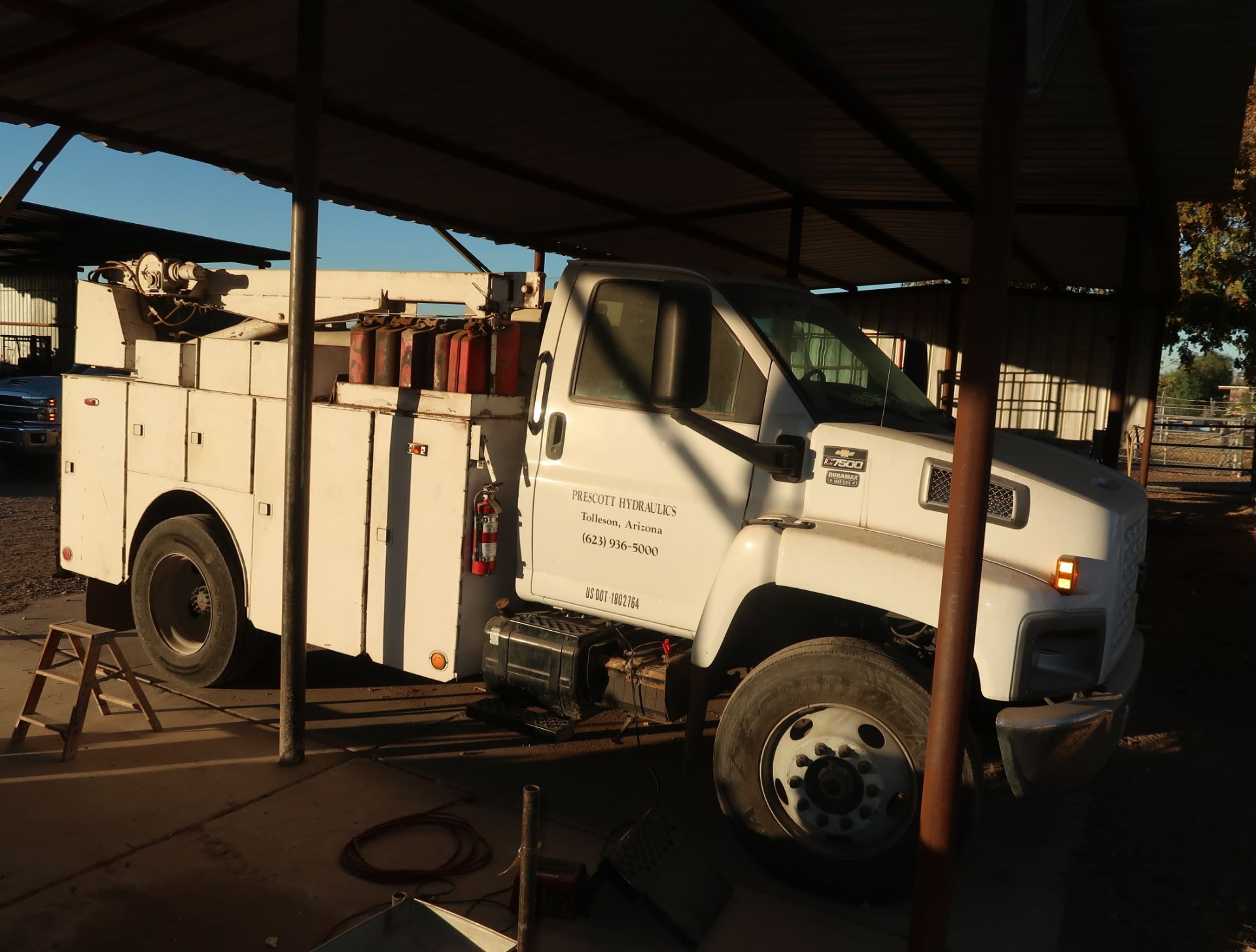 2006 CHEVROLET C7500 DURAMAX SERVICE TRUCK, AUTOMATIC TRANS, CRANE, HOBART CHAMPION COMBO 8500W - Image 4 of 22