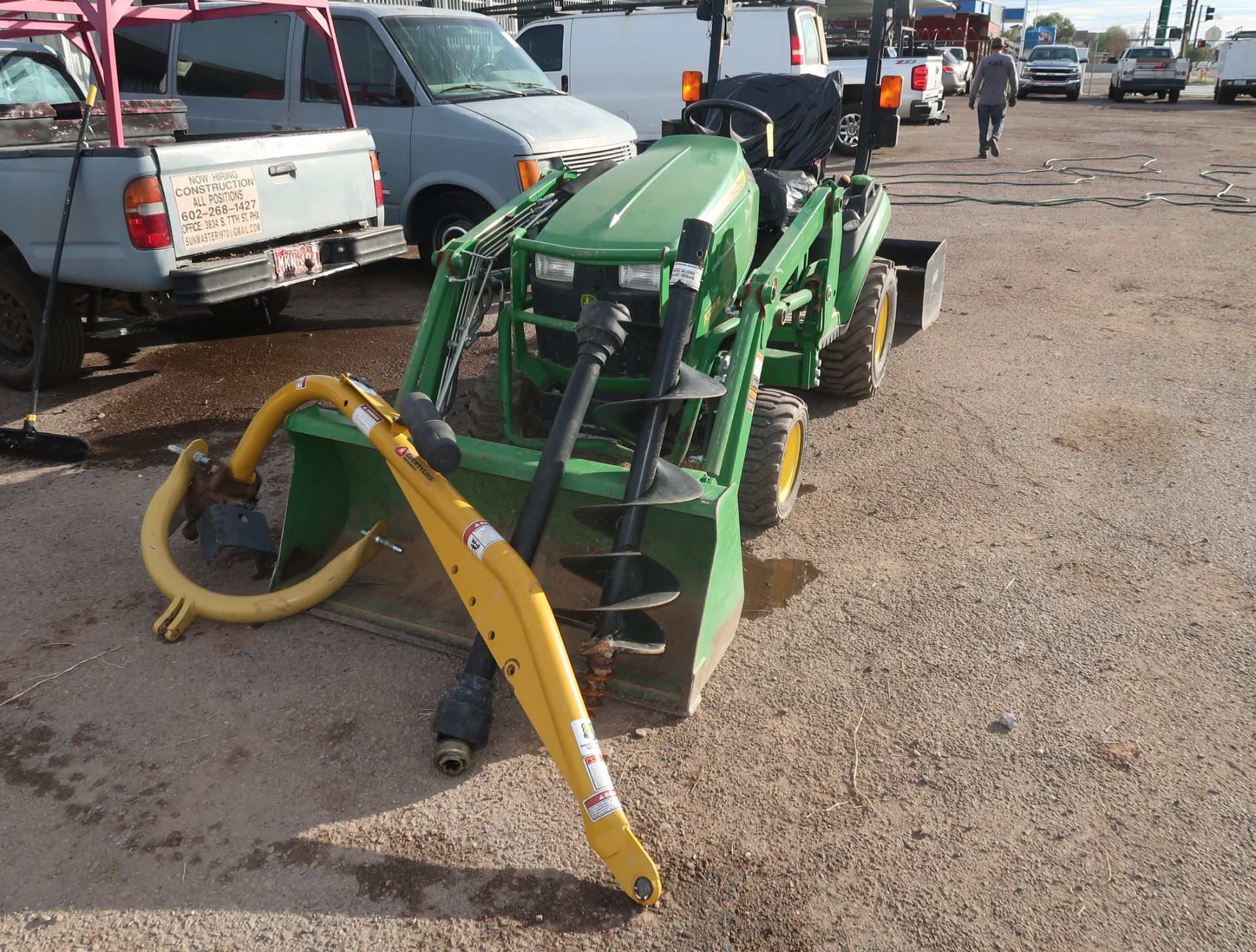 JOHN DEERE TRACTOR 1025R; AUGER ATTACHED, BUCKET, GANON W/ RIPPER PIN: 7LV1025RCFH321503 - Image 2 of 8