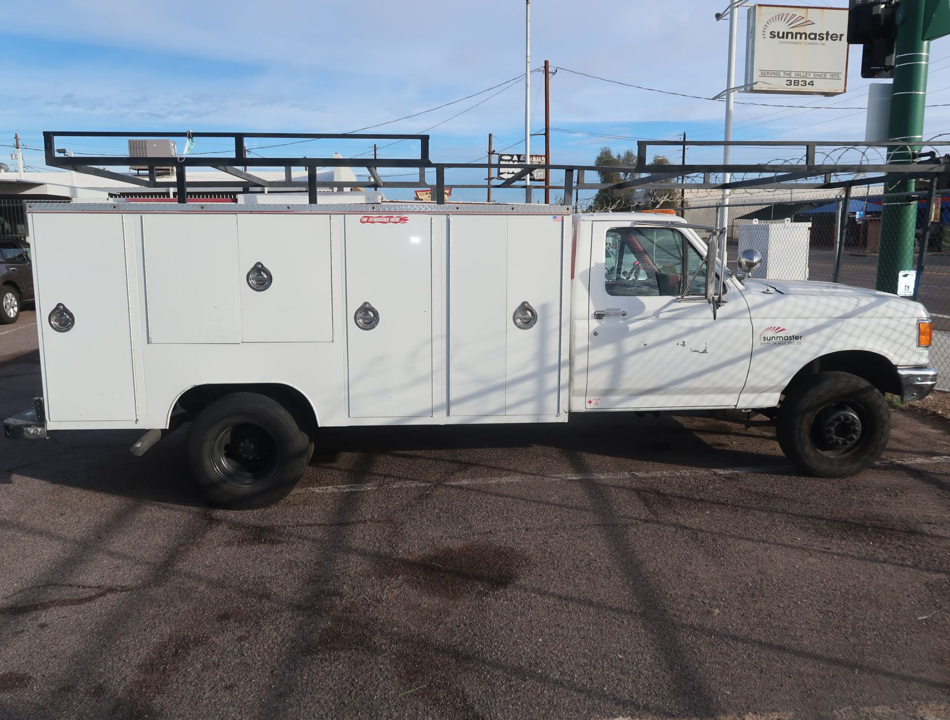 1989 FORD UTILITY TRUCK DUALLY W/ RACK MI: 45,326 VIN: 2FDLF47MXKCB33495 - Image 3 of 9