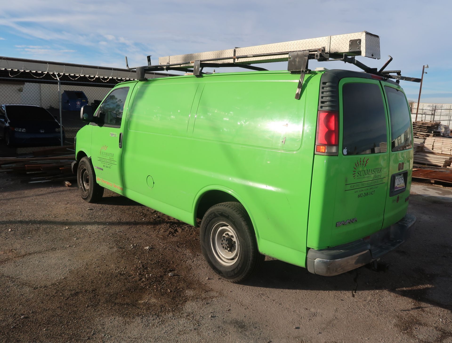 2001 GMC 3500 UTILITY VAN W/ ROOF RACK VIN: 1GTHG35R511150284 - Image 2 of 9