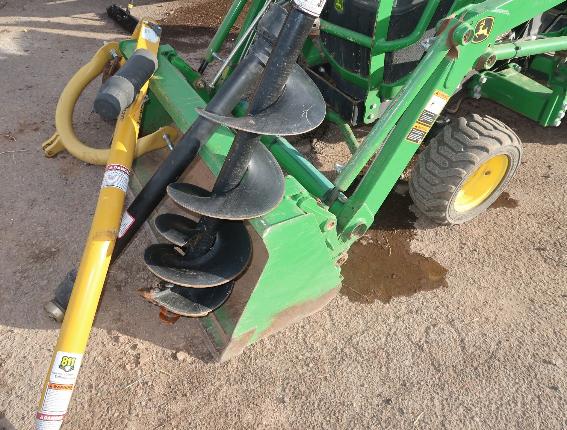 JOHN DEERE TRACTOR 1025R; AUGER ATTACHED, BUCKET, GANON W/ RIPPER PIN: 7LV1025RCFH321503 - Image 3 of 8