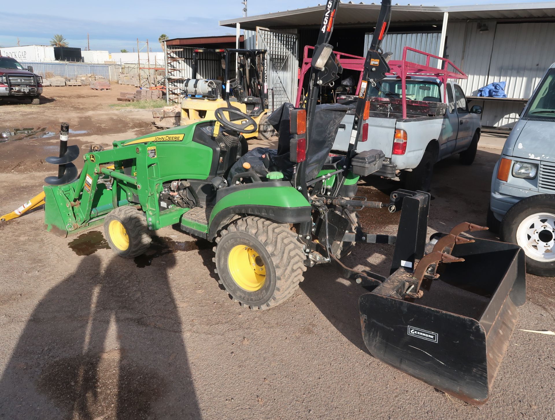 JOHN DEERE TRACTOR 1025R; AUGER ATTACHED, BUCKET, GANON W/ RIPPER PIN: 7LV1025RCFH321503