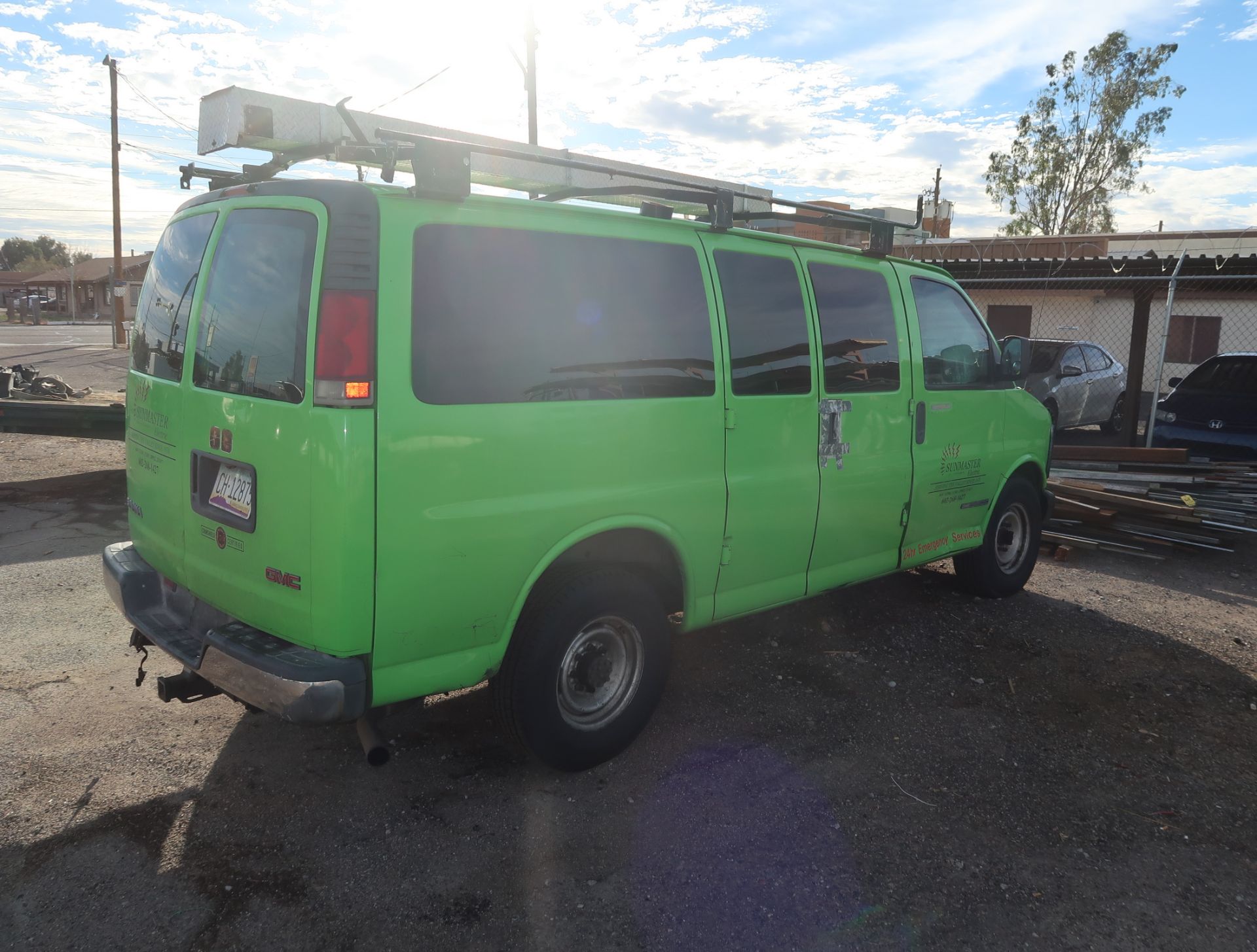 2001 GMC 3500 UTILITY VAN W/ ROOF RACK VIN: 1GTHG35R511150284 - Image 5 of 9