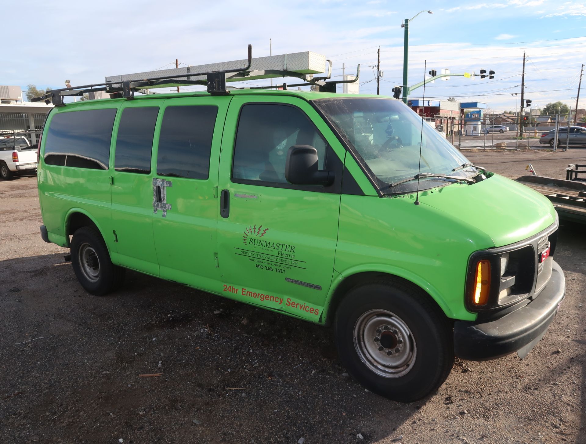 2001 GMC 3500 UTILITY VAN W/ ROOF RACK VIN: 1GTHG35R511150284 - Image 6 of 9