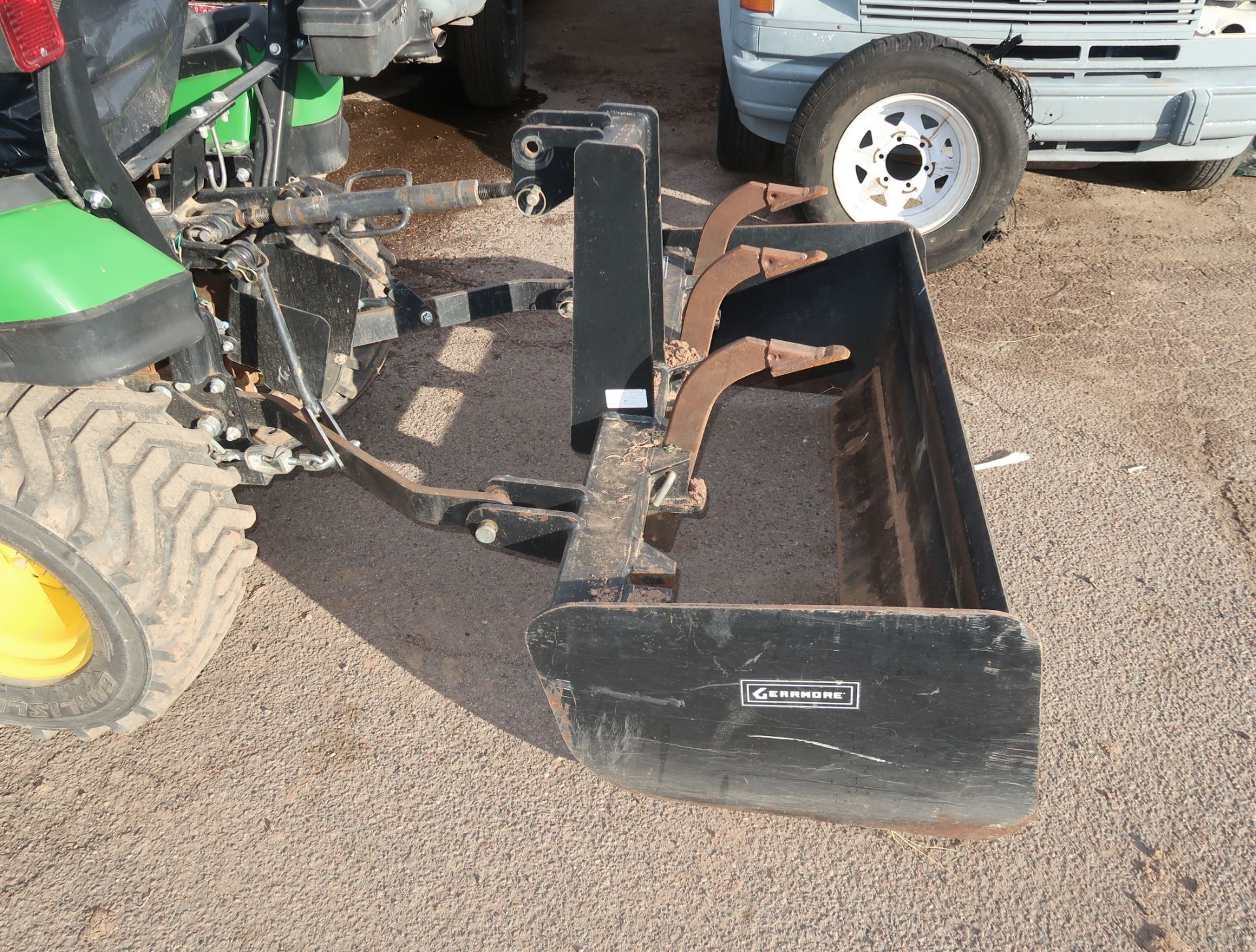 JOHN DEERE TRACTOR 1025R; AUGER ATTACHED, BUCKET, GANON W/ RIPPER PIN: 7LV1025RCFH321503 - Image 4 of 8