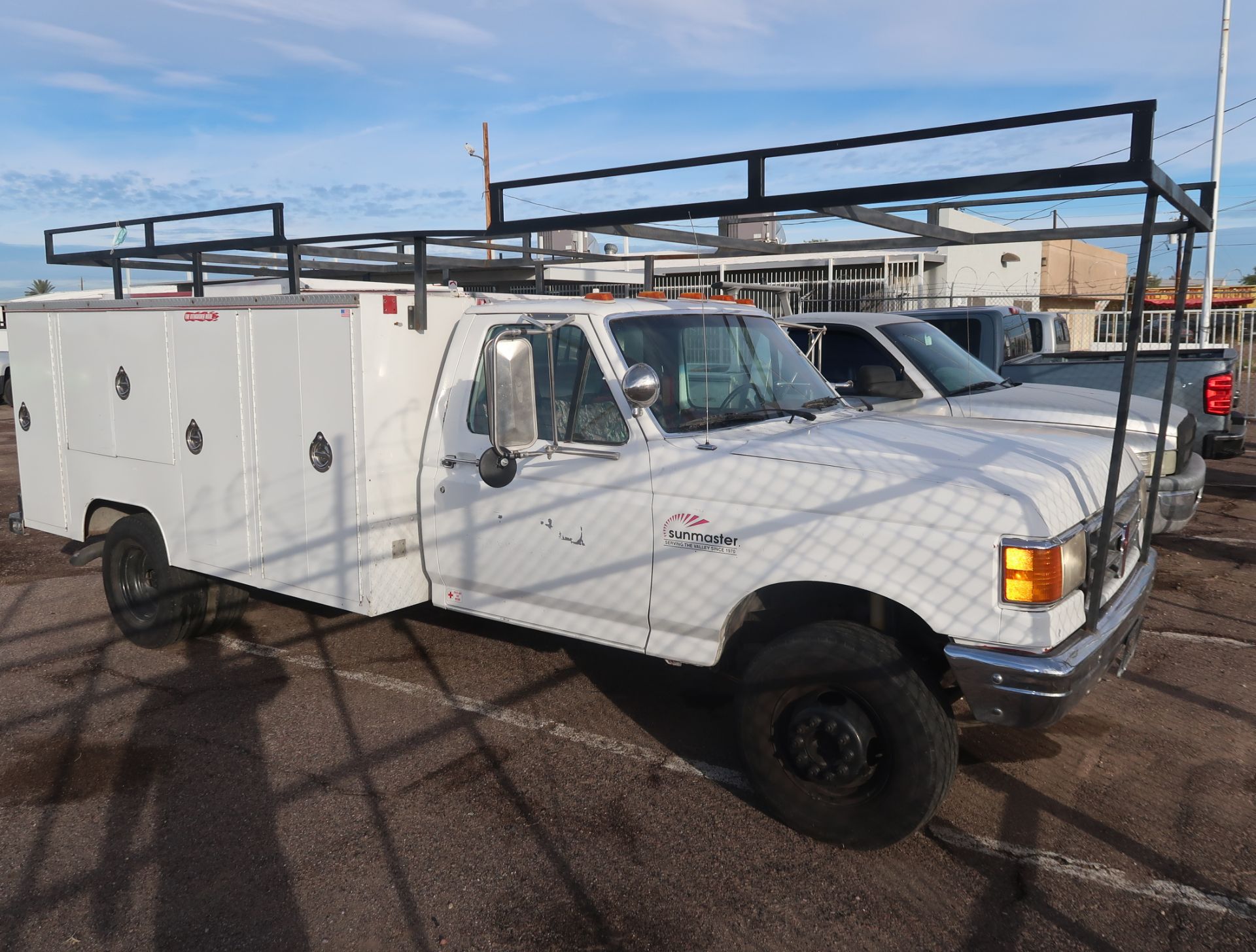 1989 FORD UTILITY TRUCK DUALLY W/ RACK MI: 45,326 VIN: 2FDLF47MXKCB33495 - Image 4 of 9