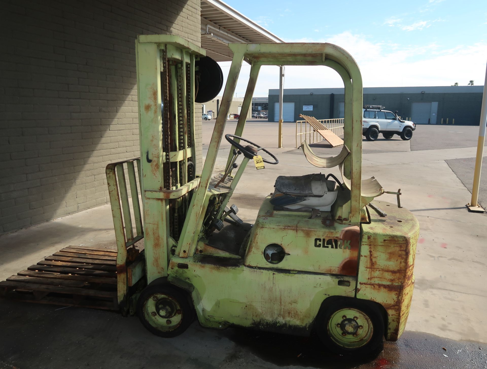 CLARK PROPANE FORKLIFT, CUSHION TIRE, SIDE SHIFT, 2-STAGE MAST, SHOWS 2783 HRS, (GUESSING 3000#