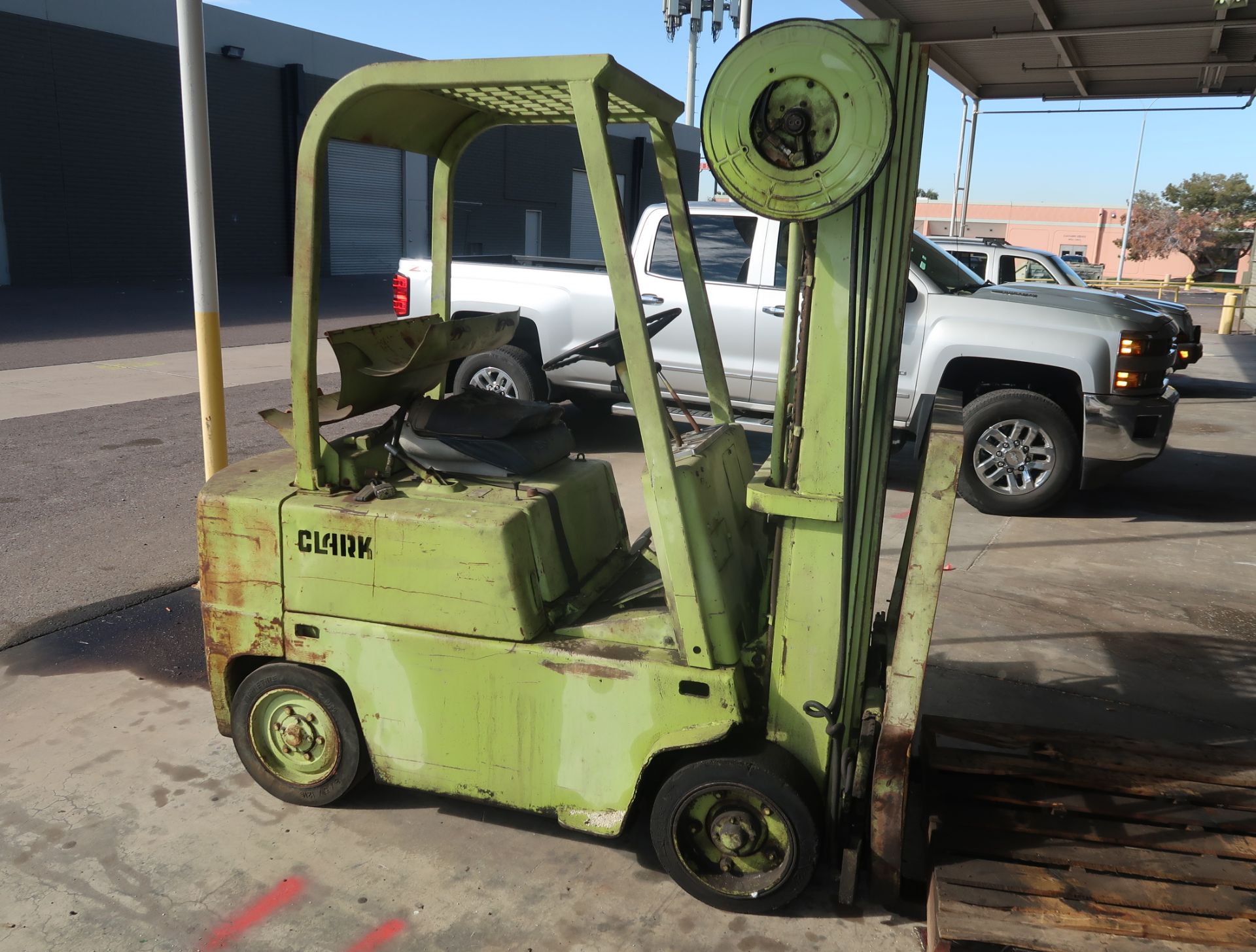 CLARK PROPANE FORKLIFT, CUSHION TIRE, SIDE SHIFT, 2-STAGE MAST, SHOWS 2783 HRS, (GUESSING 3000# - Image 2 of 2