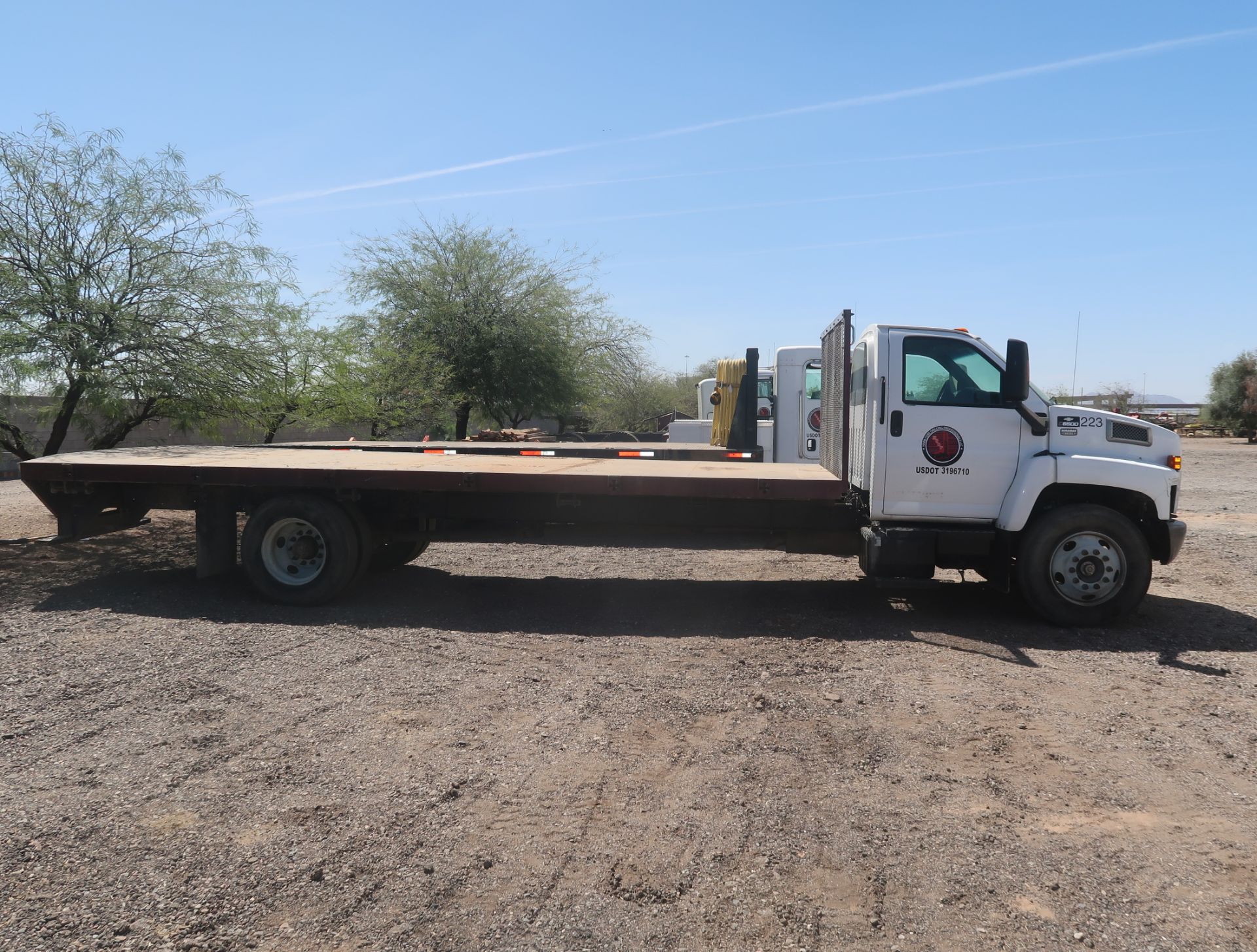 2006 CHEVROLET C6500 24' FLATBED, DURAMAX DIESEL, STEEL DECK, 6-SPEED, GVWR 25,950, VIN. - Image 3 of 12