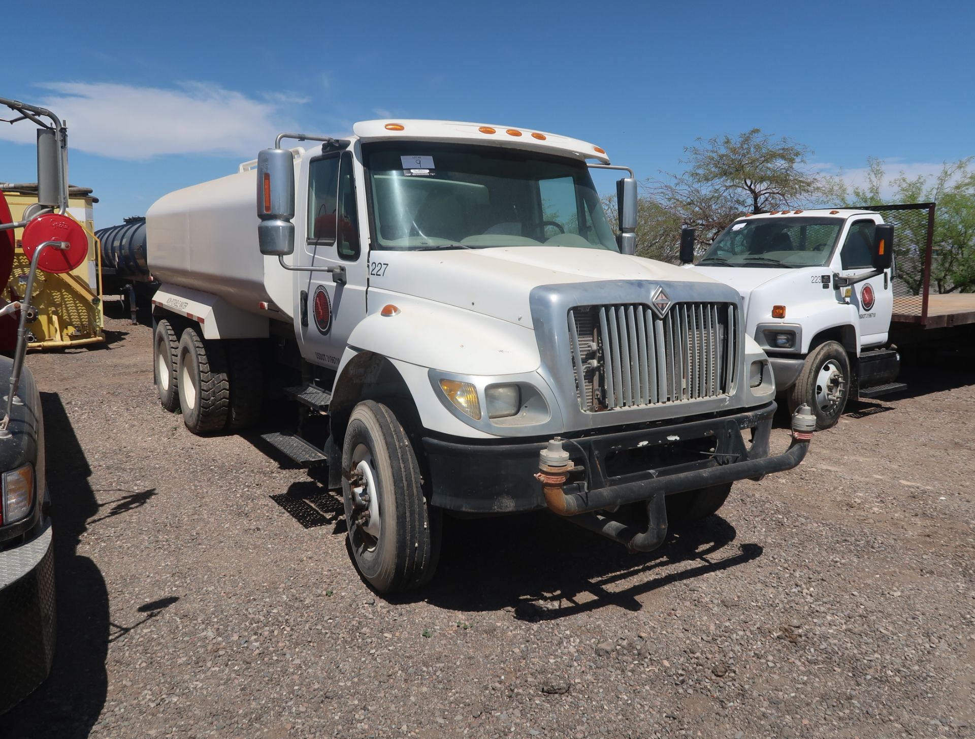 2006 INTERNATIONAL 7400 SBA 6X4, 4000 GAL. WATER TRUCK, AUTOMATIC GVWR 52000, VIN. - Image 2 of 10