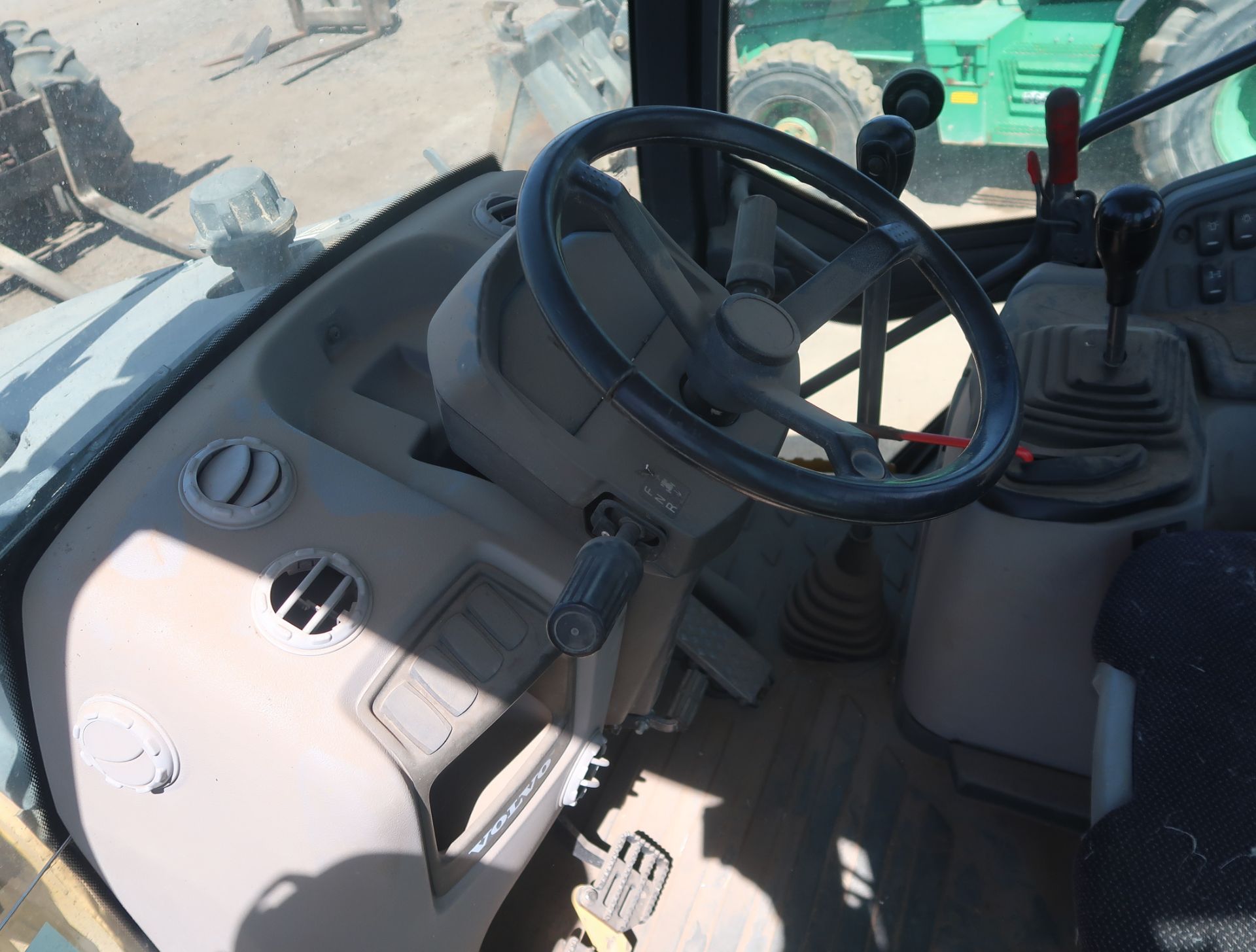 VOLVO BL60B BACKHOE, ROPS ENCLOSED, PIN. VCE0B60BT02121578, HRS. 1702 - Image 4 of 10