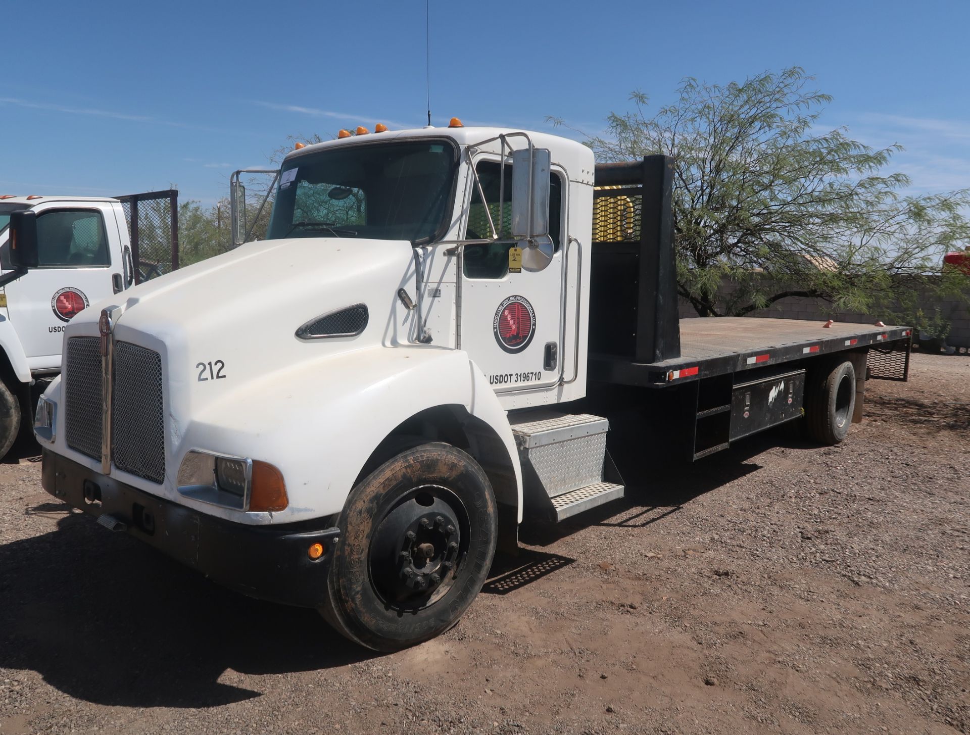 2006 KENWORTH T300 24' FLATBED, DIAMOND PLATE STEEL DECK, GVWR 26,000, 2-SIDE BOXES, CUMMINS ISB 200