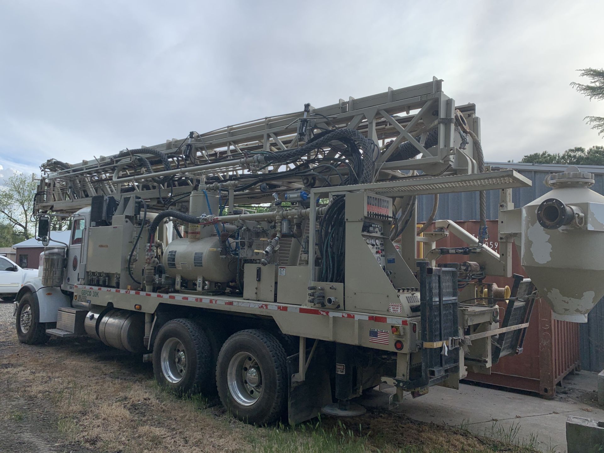 2017 GEFCO 30K DRILL RIG, OPERATING HOURS: 2,338; 30,000 PULL-BACK, INSTALLED HYDRAULIC 3X4 MISSION - Image 24 of 25