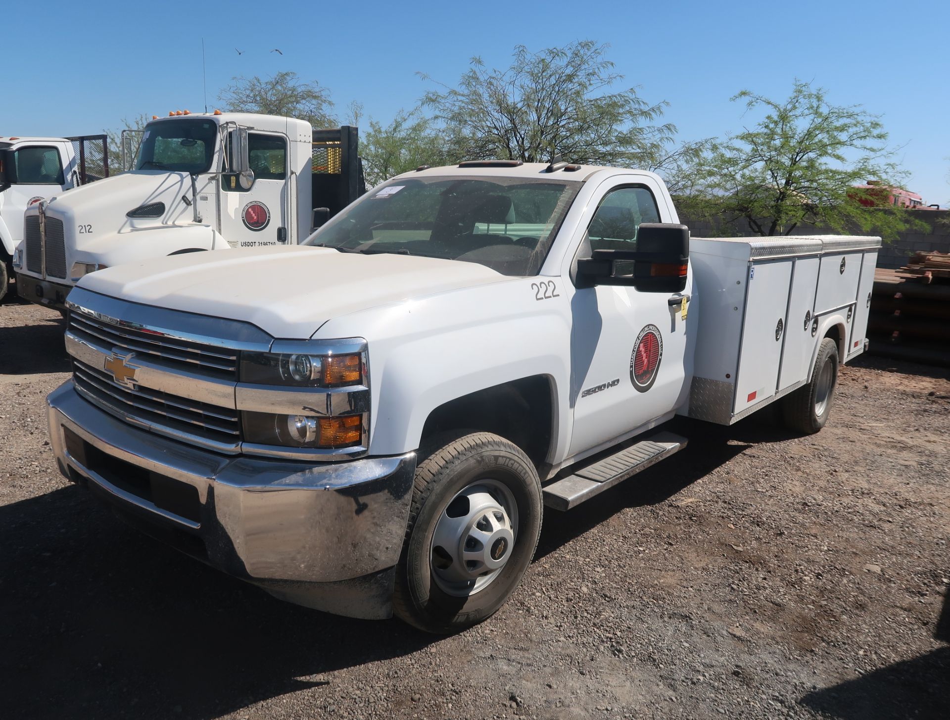 2018 CHEVROLET 3500 HD, REG CAB, ROYAL UTILITY BED, VORTEC ENGINE, DUALLY, AUTOMATIC TRANS, VIN.