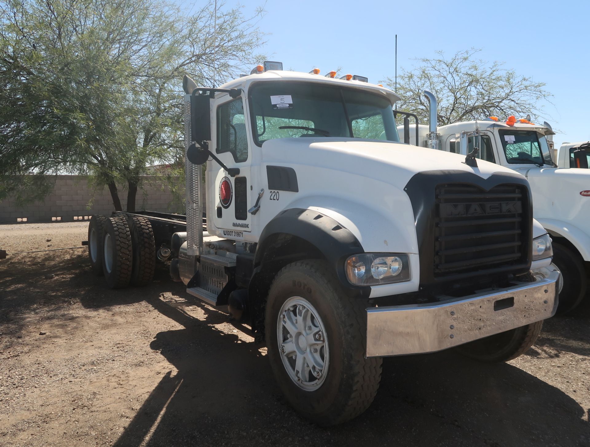 2013 MACK GU713, MACK MP7 ENGINE, EATON FULLER 8-SPEED + LO & LO-LO, VIN. 1M2AX04C9DM017278, ODOM: - Image 2 of 10