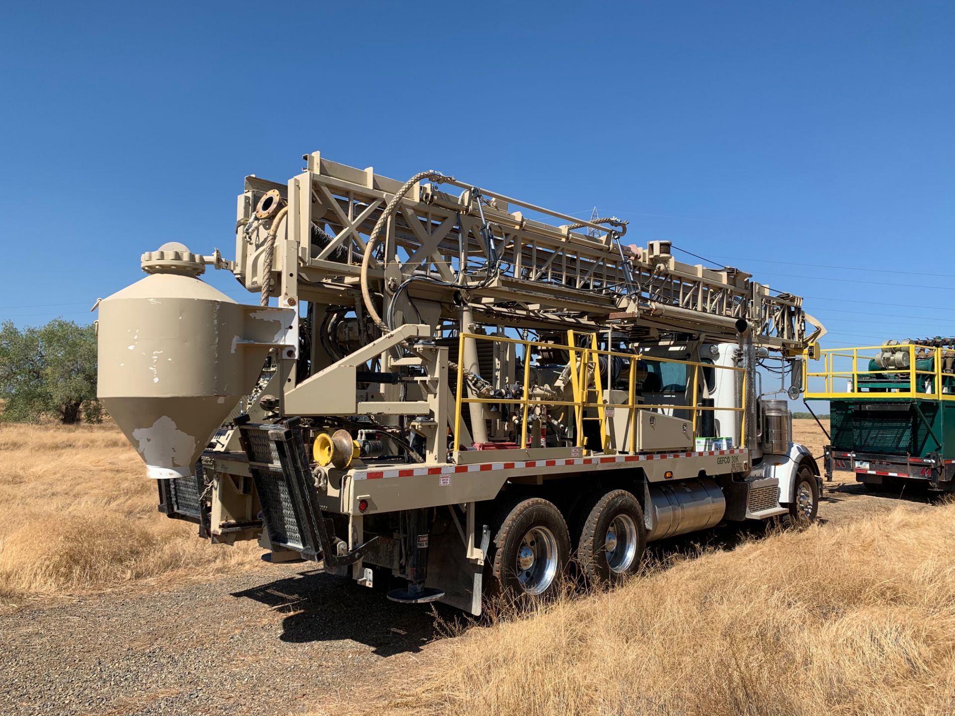 2017 GEFCO 30K DRILL RIG, OPERATING HOURS: 2,338; 30,000 PULL-BACK, INSTALLED HYDRAULIC 3X4 MISSION - Image 3 of 25