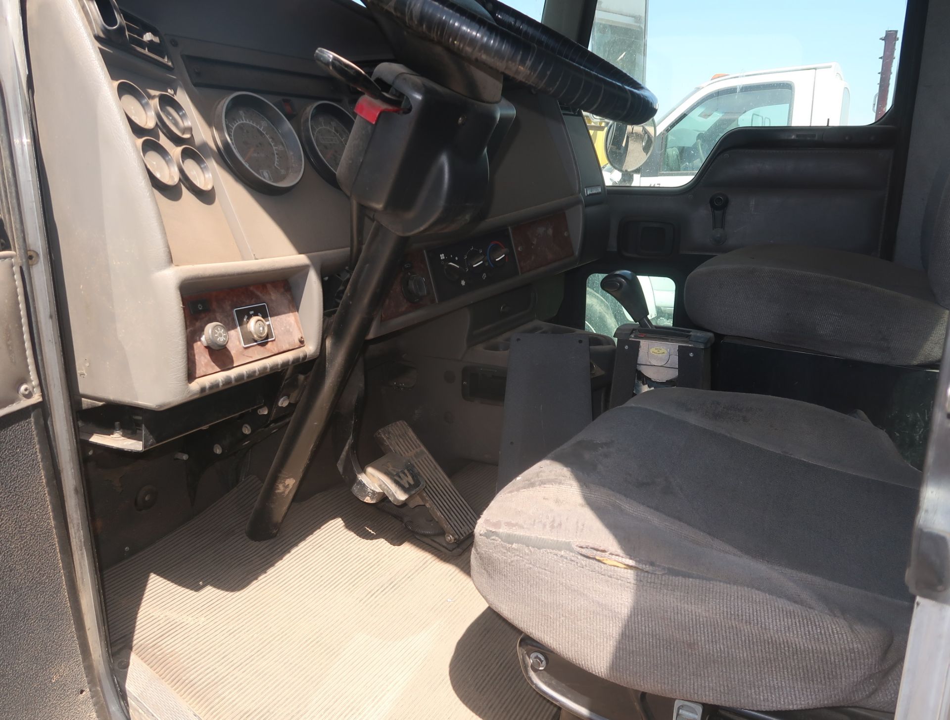 2006 KENWORTH T300 24' FLATBED, DIAMOND PLATE STEEL DECK, GVWR 26,000, 2-SIDE BOXES, CUMMINS ISB 200 - Image 7 of 13