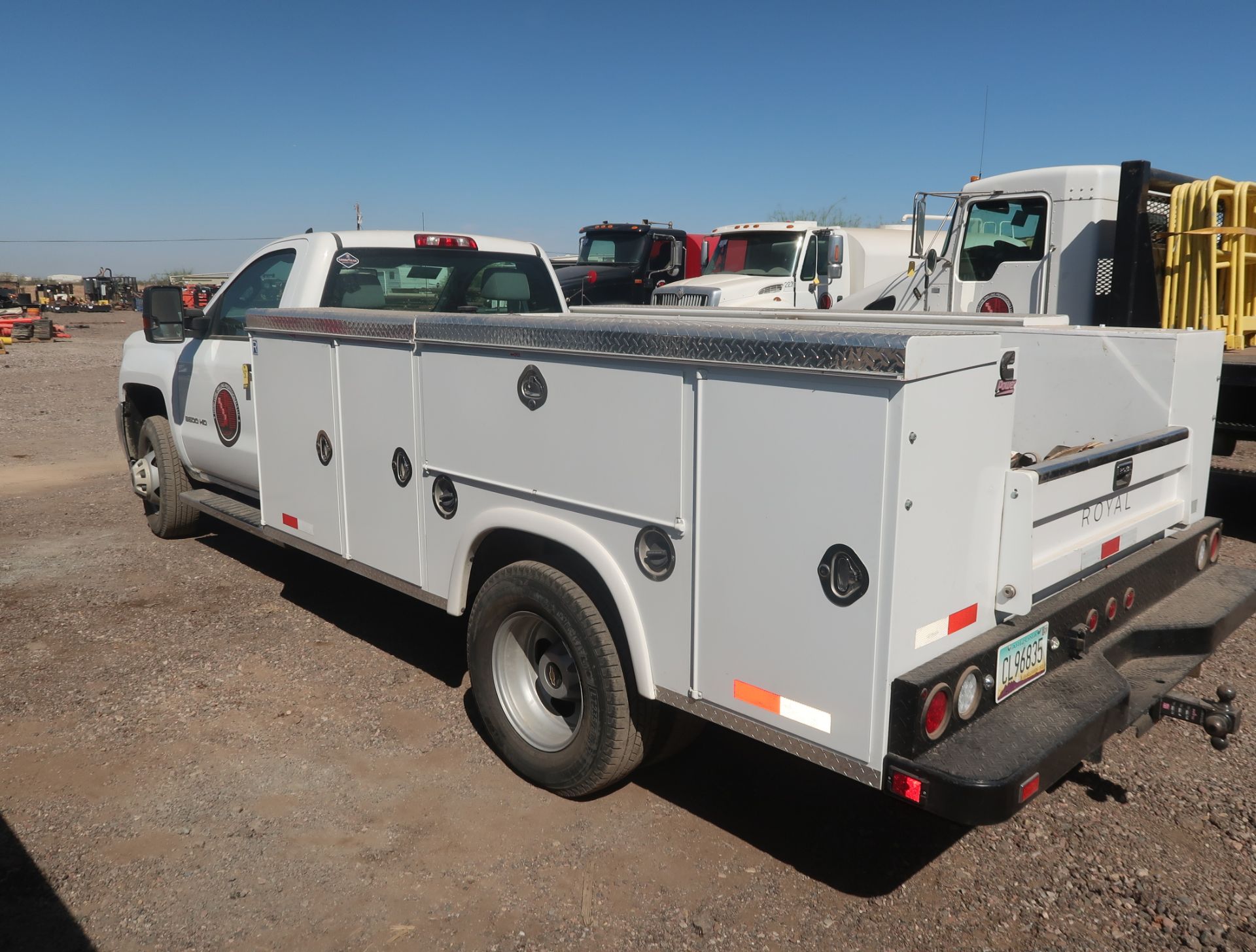 2018 CHEVROLET 3500 HD, REG CAB, ROYAL UTILITY BED, VORTEC ENGINE, DUALLY, AUTOMATIC TRANS, VIN. - Image 3 of 11