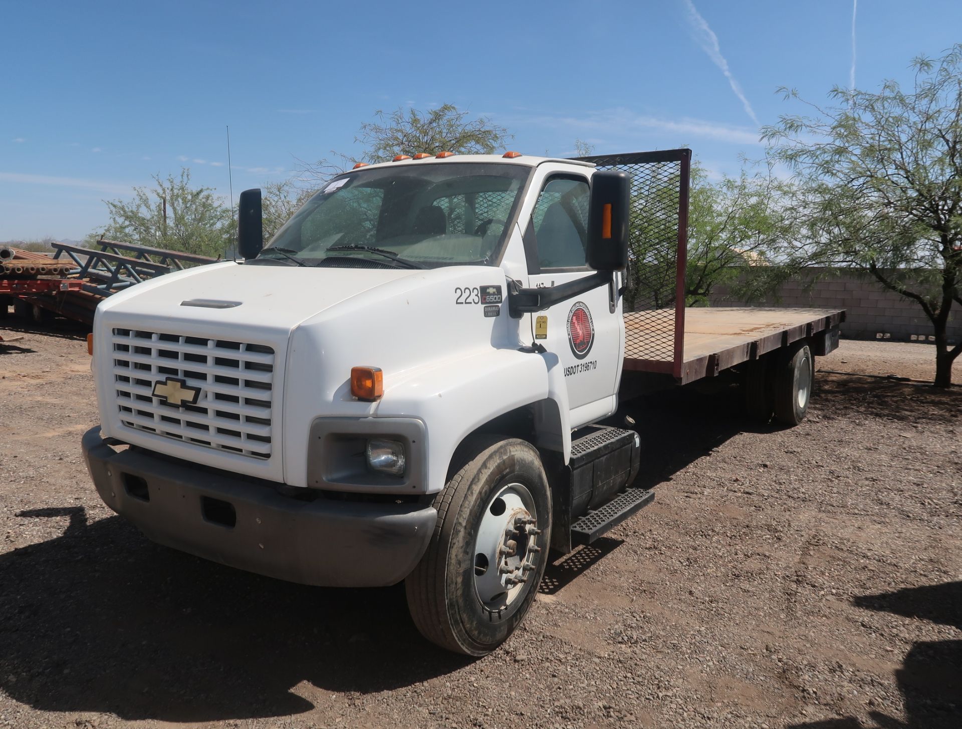 2006 CHEVROLET C6500 24' FLATBED, DURAMAX DIESEL, STEEL DECK, 6-SPEED, GVWR 25,950, VIN.