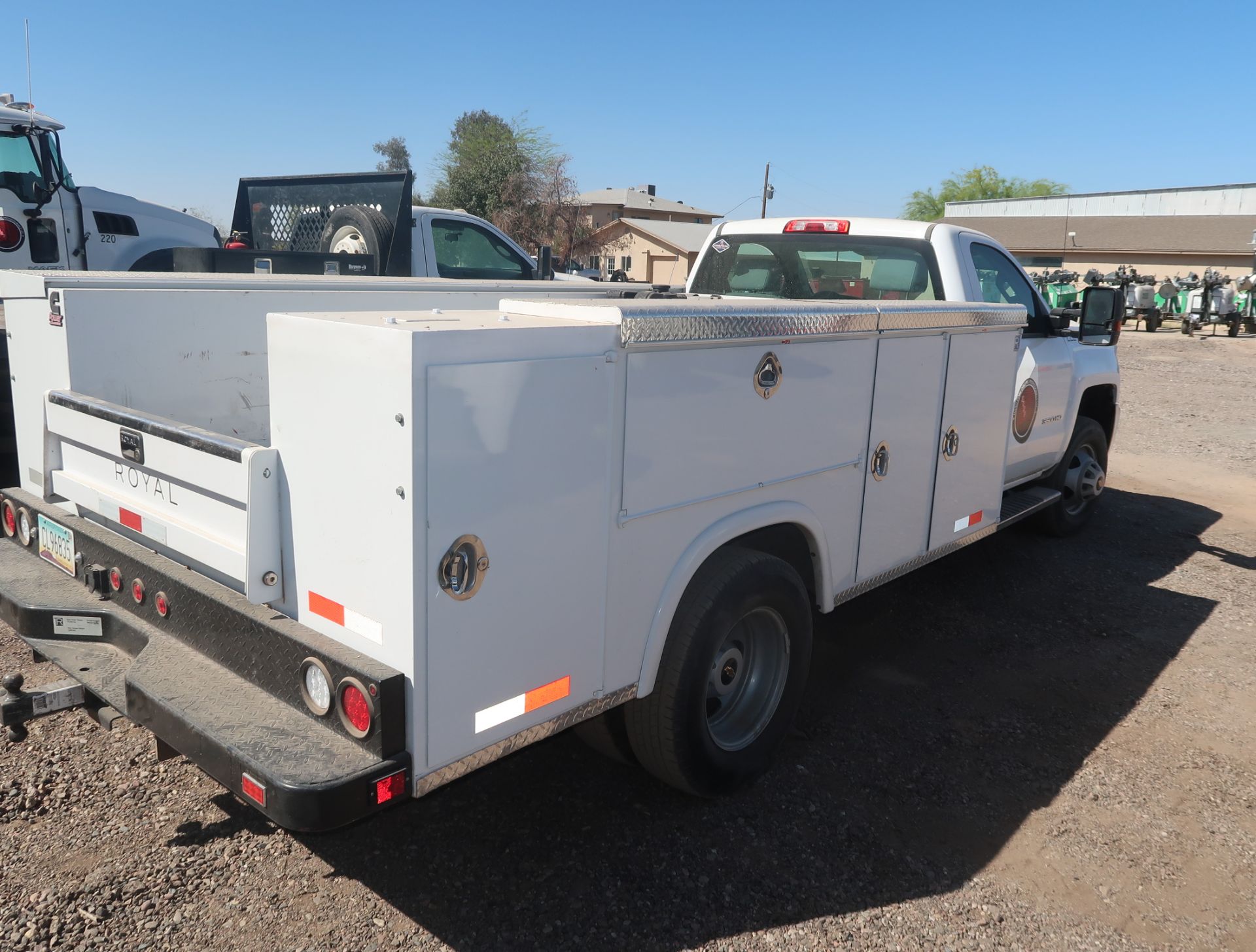 2018 CHEVROLET 3500 HD, REG CAB, ROYAL UTILITY BED, VORTEC ENGINE, DUALLY, AUTOMATIC TRANS, VIN. - Image 4 of 11