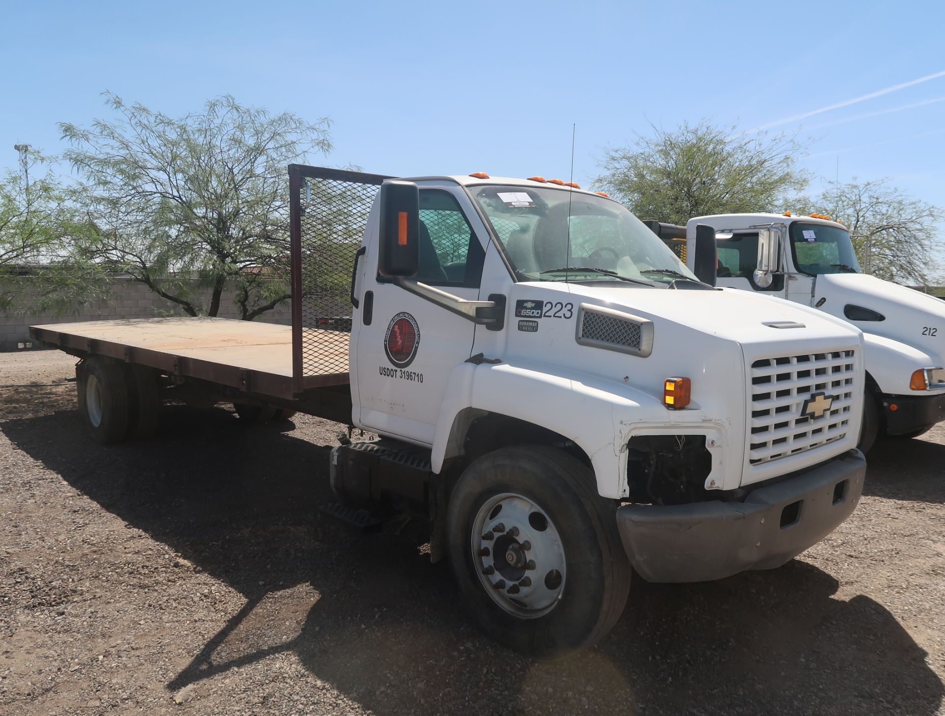 2006 CHEVROLET C6500 24' FLATBED, DURAMAX DIESEL, STEEL DECK, 6-SPEED, GVWR 25,950, VIN. - Image 2 of 12