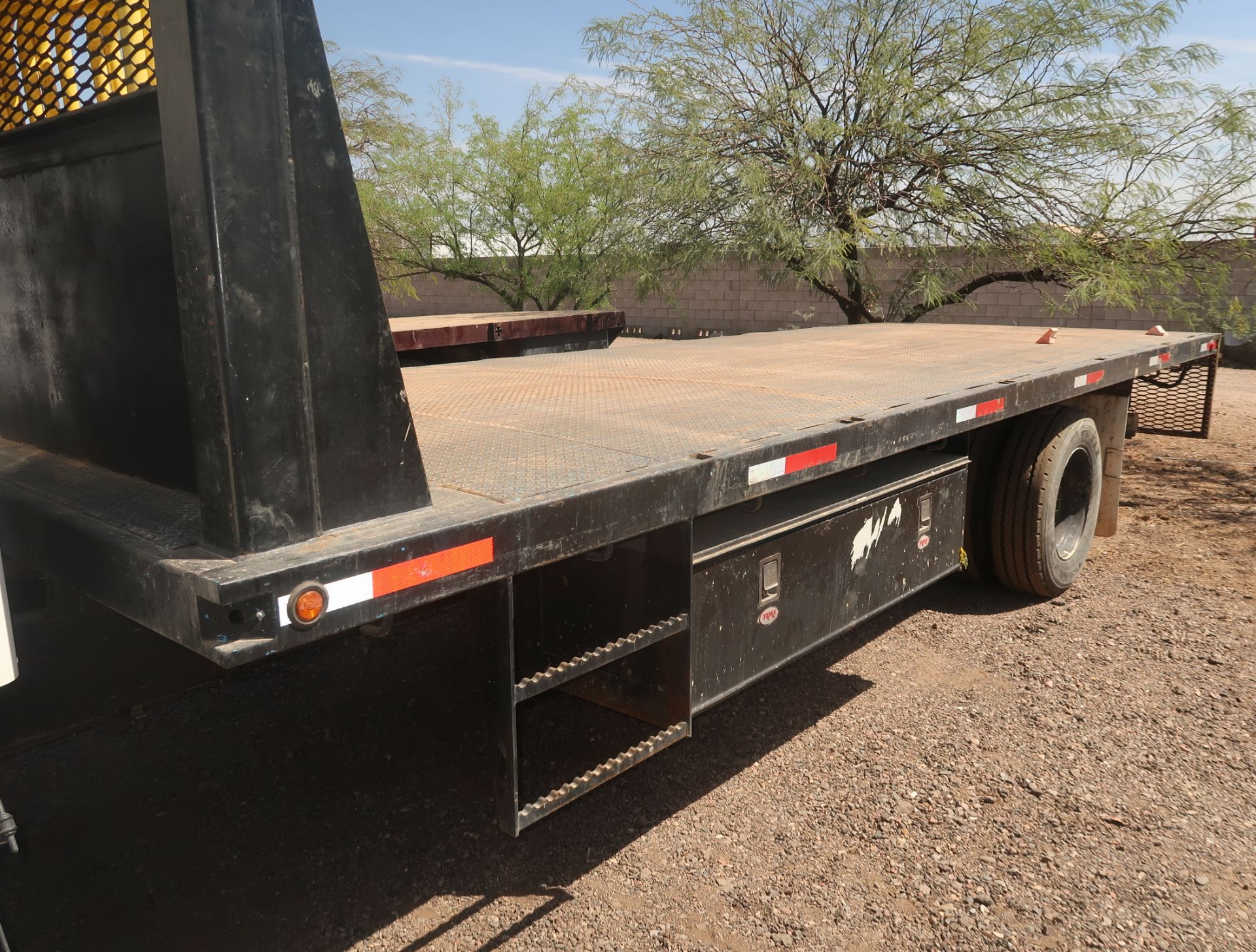 2006 KENWORTH T300 24' FLATBED, DIAMOND PLATE STEEL DECK, GVWR 26,000, 2-SIDE BOXES, CUMMINS ISB 200 - Image 4 of 13