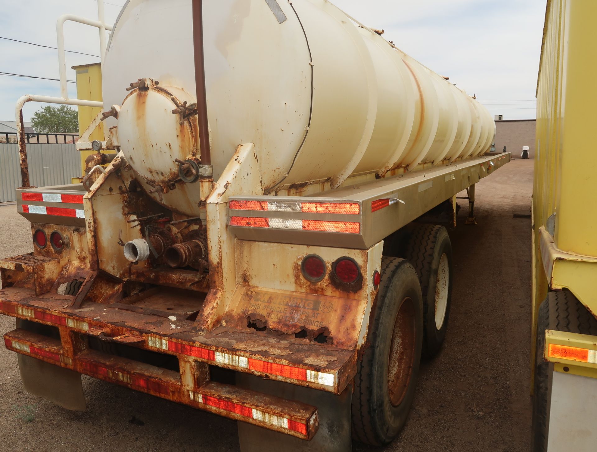 TANKER TRAILER - Image 4 of 4