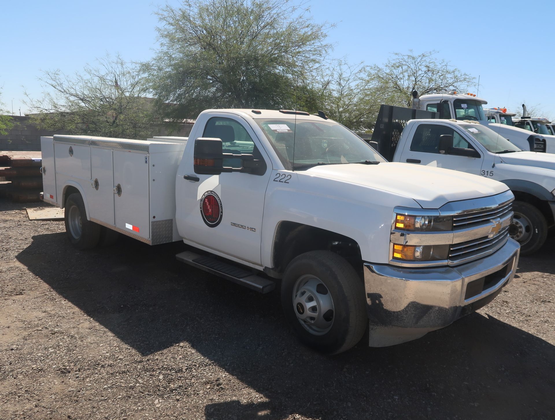 2018 CHEVROLET 3500 HD, REG CAB, ROYAL UTILITY BED, VORTEC ENGINE, DUALLY, AUTOMATIC TRANS, VIN. - Image 2 of 11