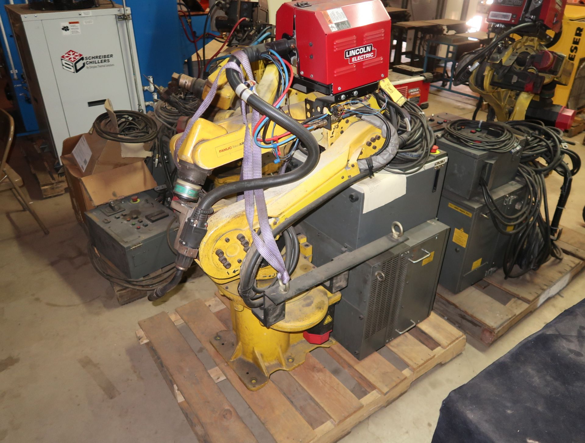 FANUC ROBOT ARC MATE 100I W/ LINCOLN 4R220 AUTODRIVE, LINCOLN R350 POWERWAVE