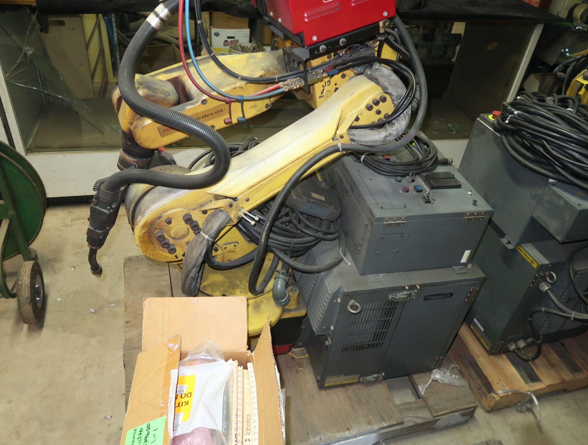 FANUC ROBOT ARC MATE 100I W/ LINCOLN 4R220 AUTODRIVE, LINCOLN COOL ARC 55 COOLER, LINCOLN R350 - Image 4 of 9