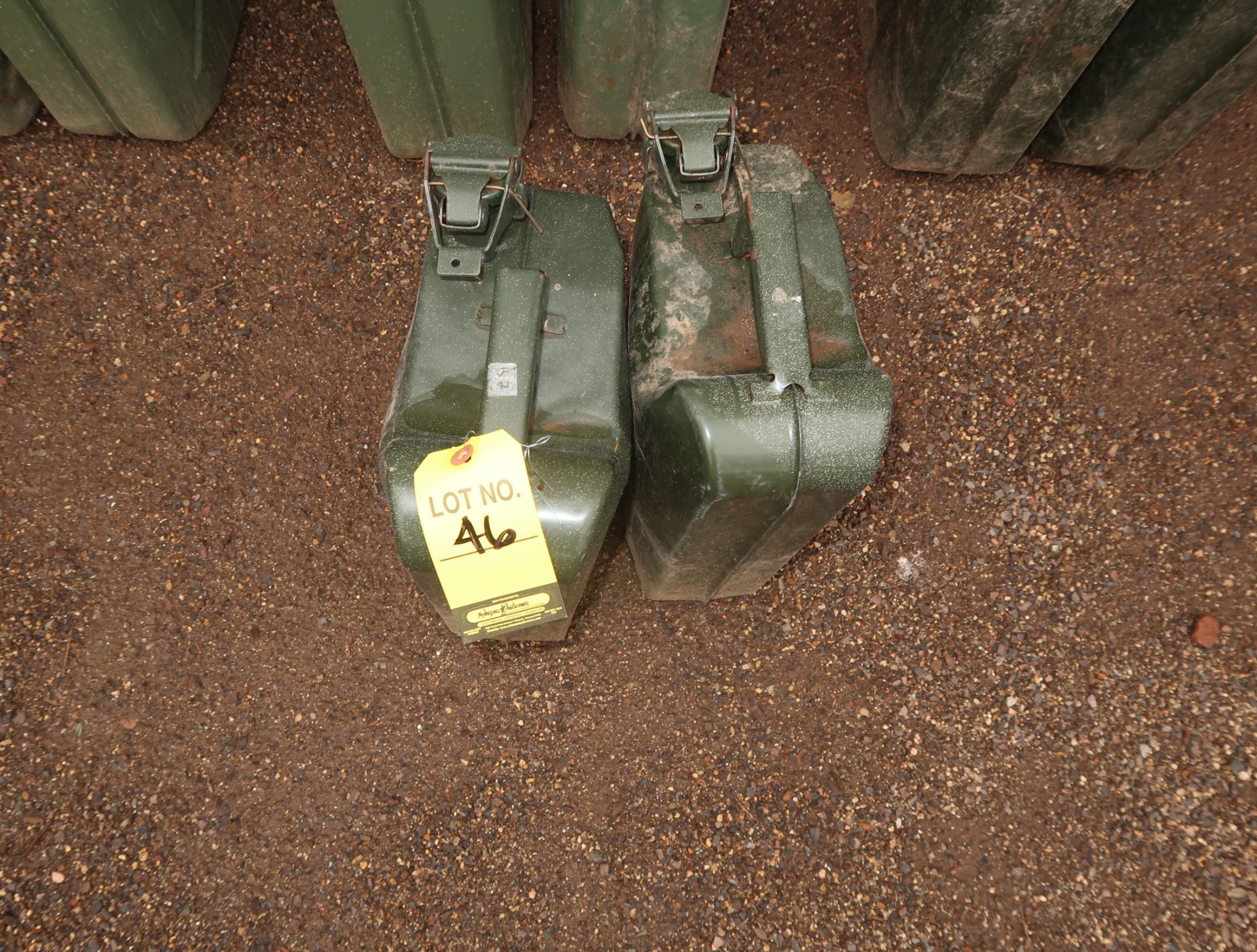 (2) 10L METAL GAS CANS