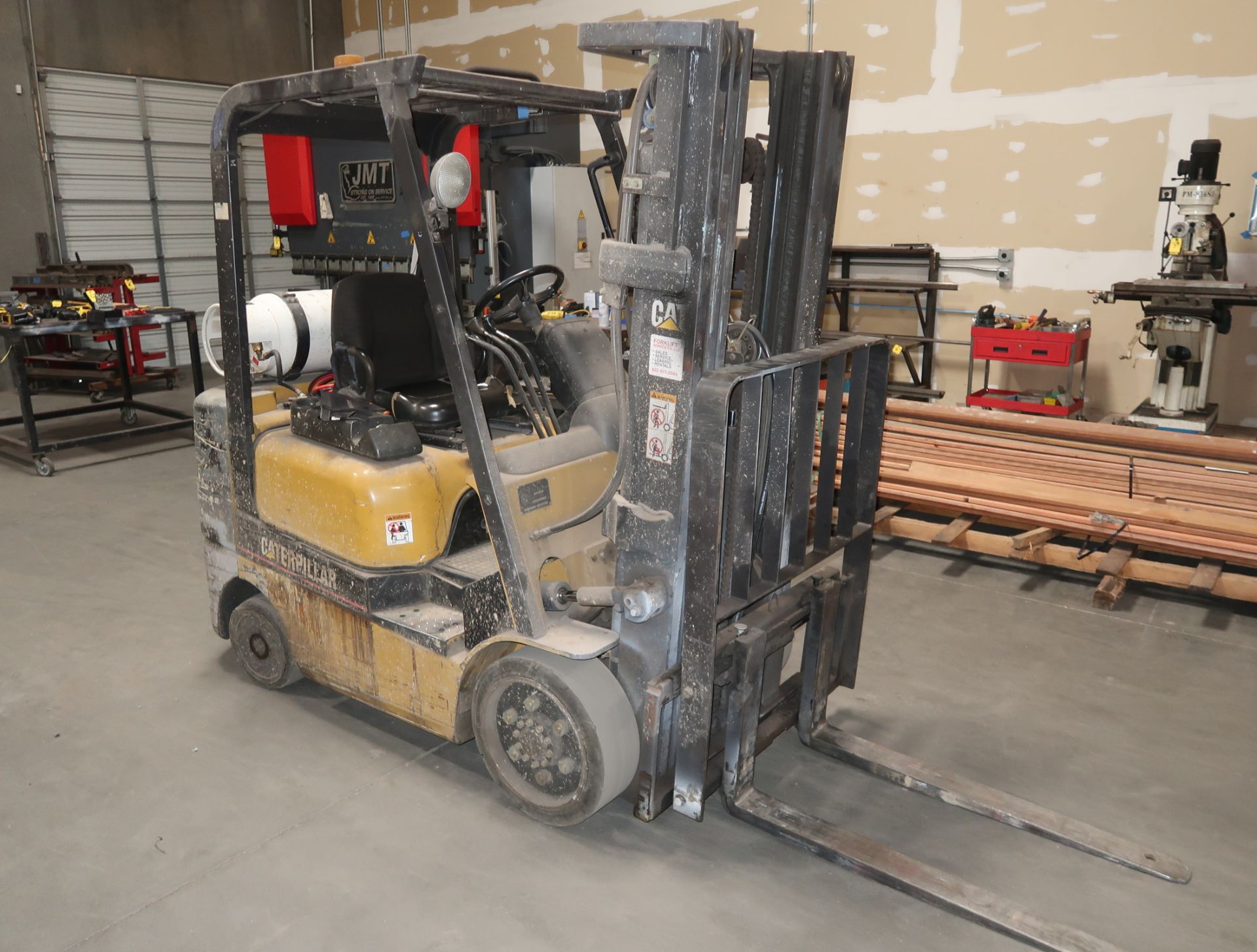 CATERPILLER MDL. GC25K1 5000# PROPANE FORKLIFT, SIDE SHIFT, 2-STAGE MAST, CUSHION TIRE, SN. - Image 2 of 7