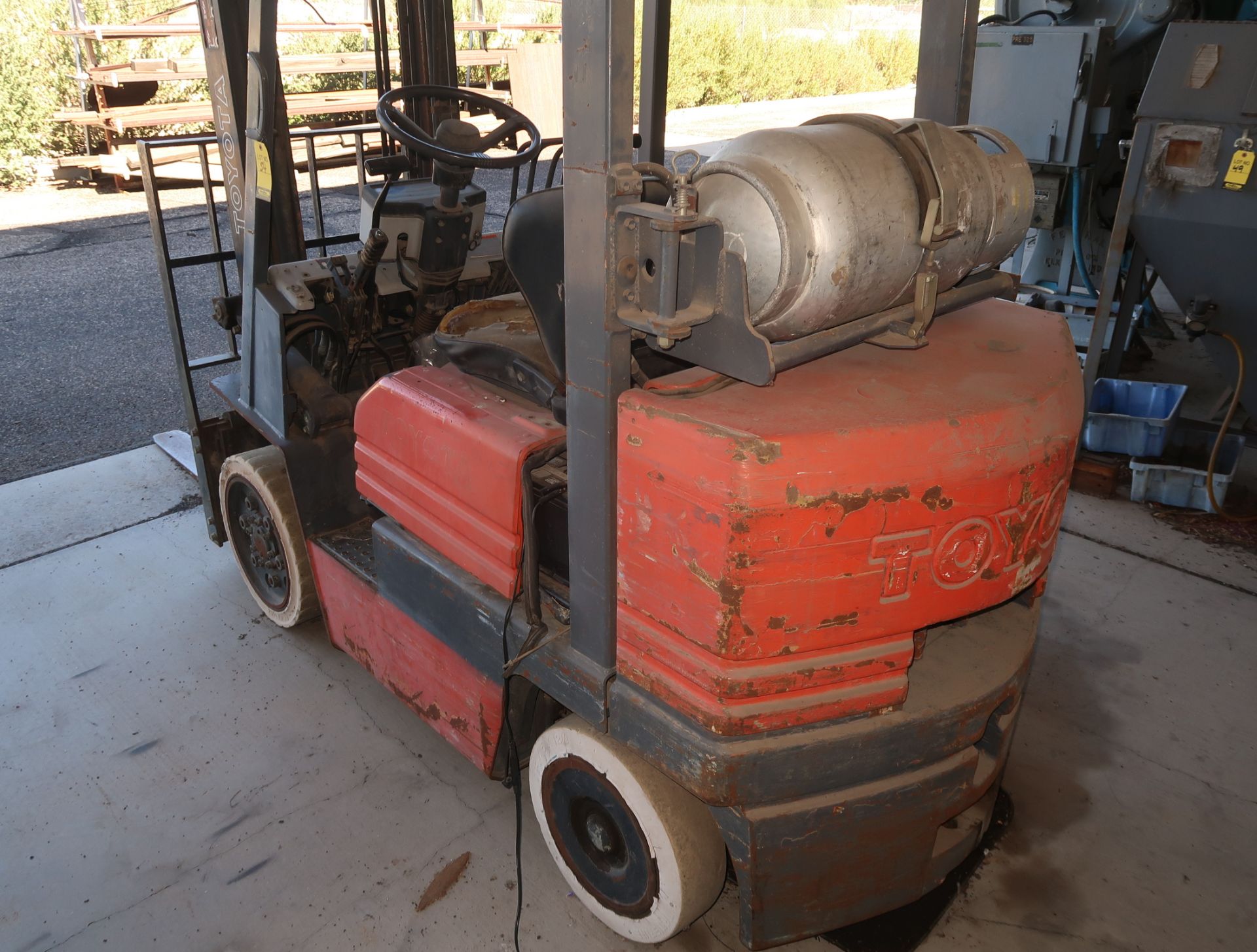 TOYOTA 5000# FORKLIFT, PROPANE, CUSHION TIRE, 2-STAGE MAST, SIDE-SHIFT - Image 4 of 5