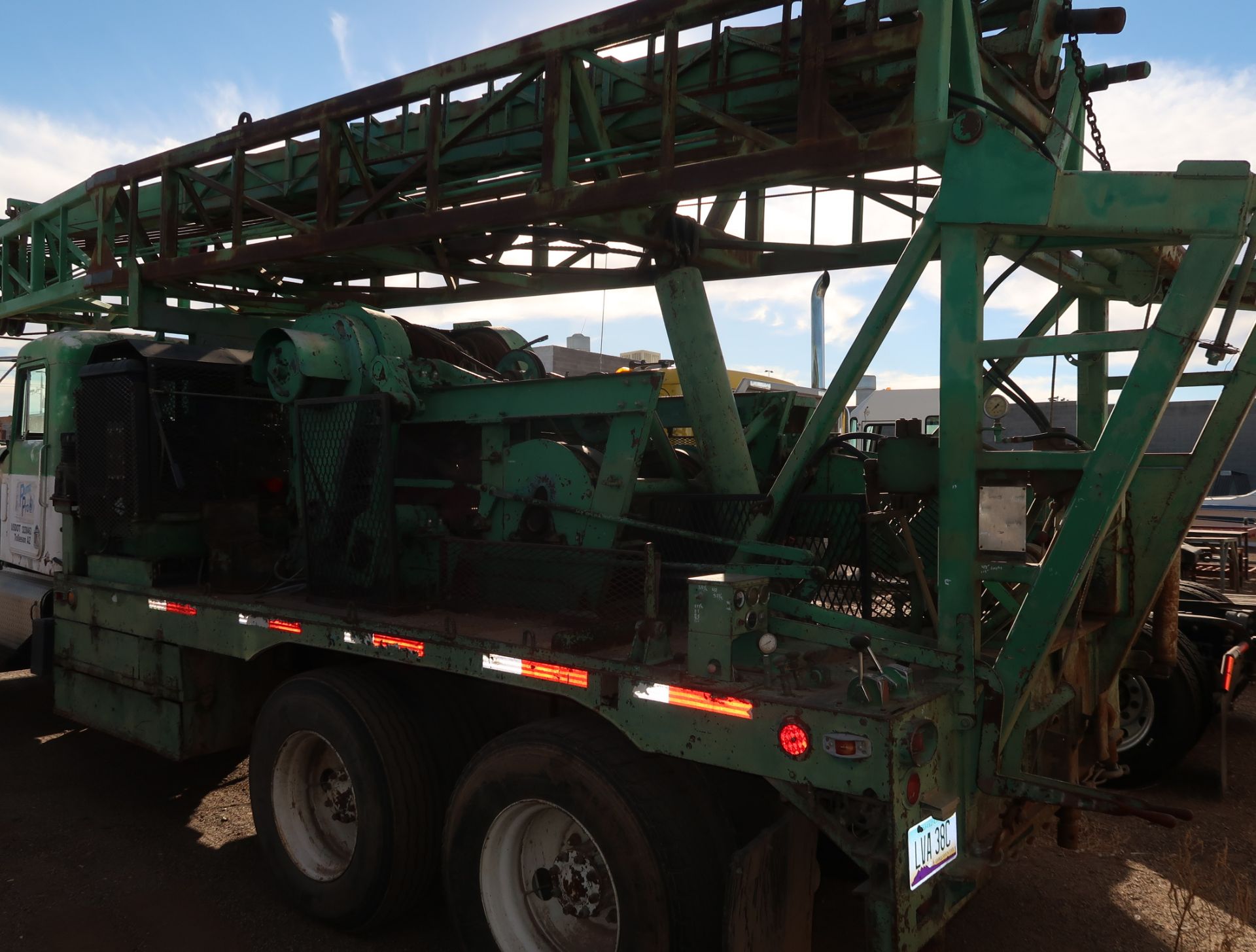 50-TON CAMELBACK PUMP HOIST RIG, MOUNTED ON 1979 KENWORTH TANDEM AXLE TRUCK, VIN. 1722661SGL ( - Image 5 of 6