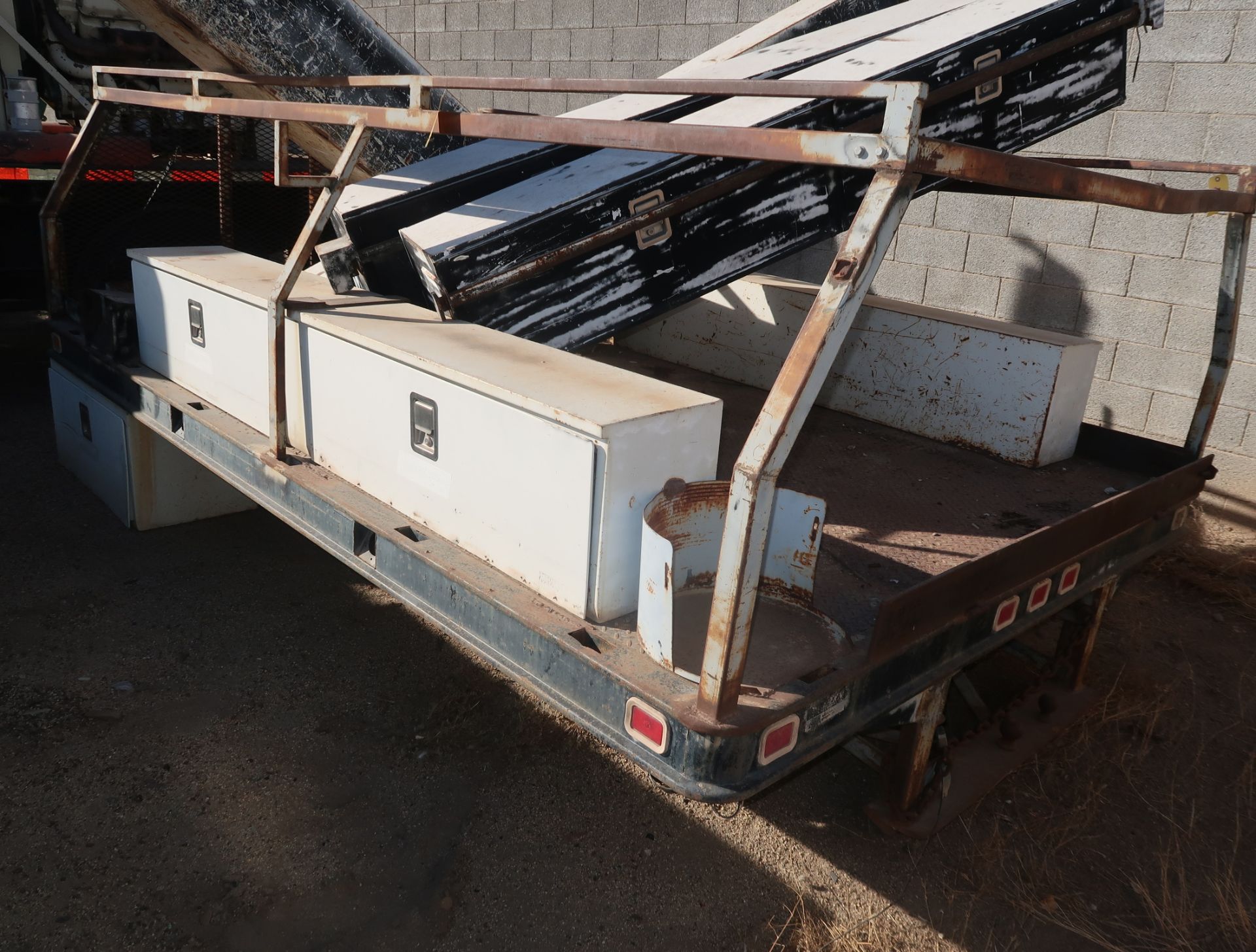 LOT 12' TRUCK BED W/ SIDE BOXES