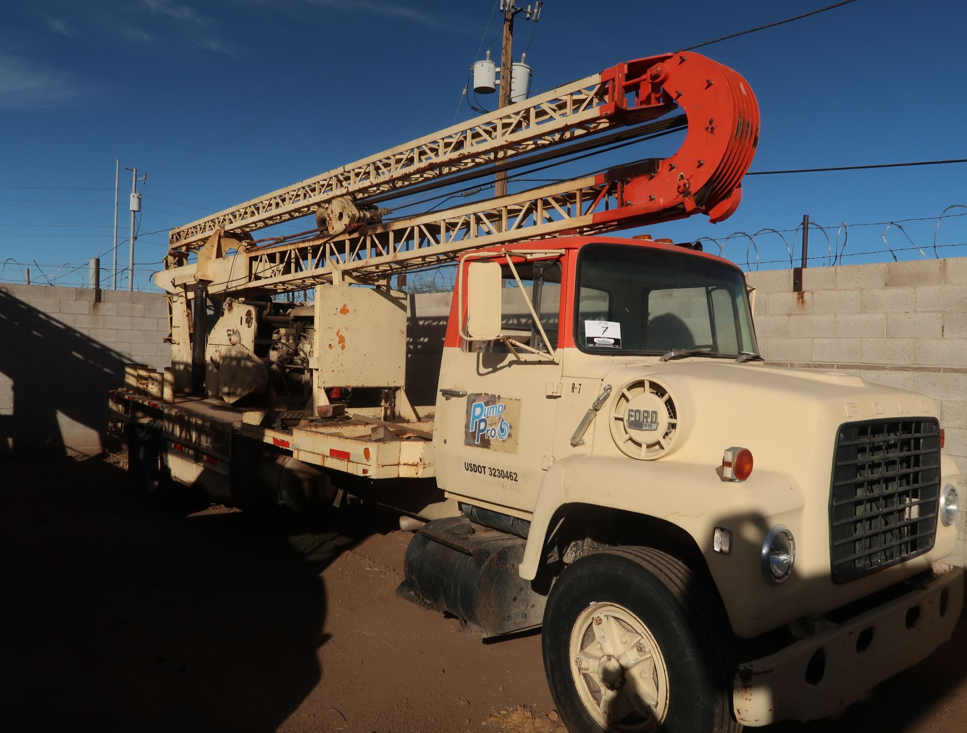 50-TON CAMELBACK PUMP HOIST RIG, MOUNTED ON 1977 FORD, VIN. R80DVY86420 (WORKING UNIT)