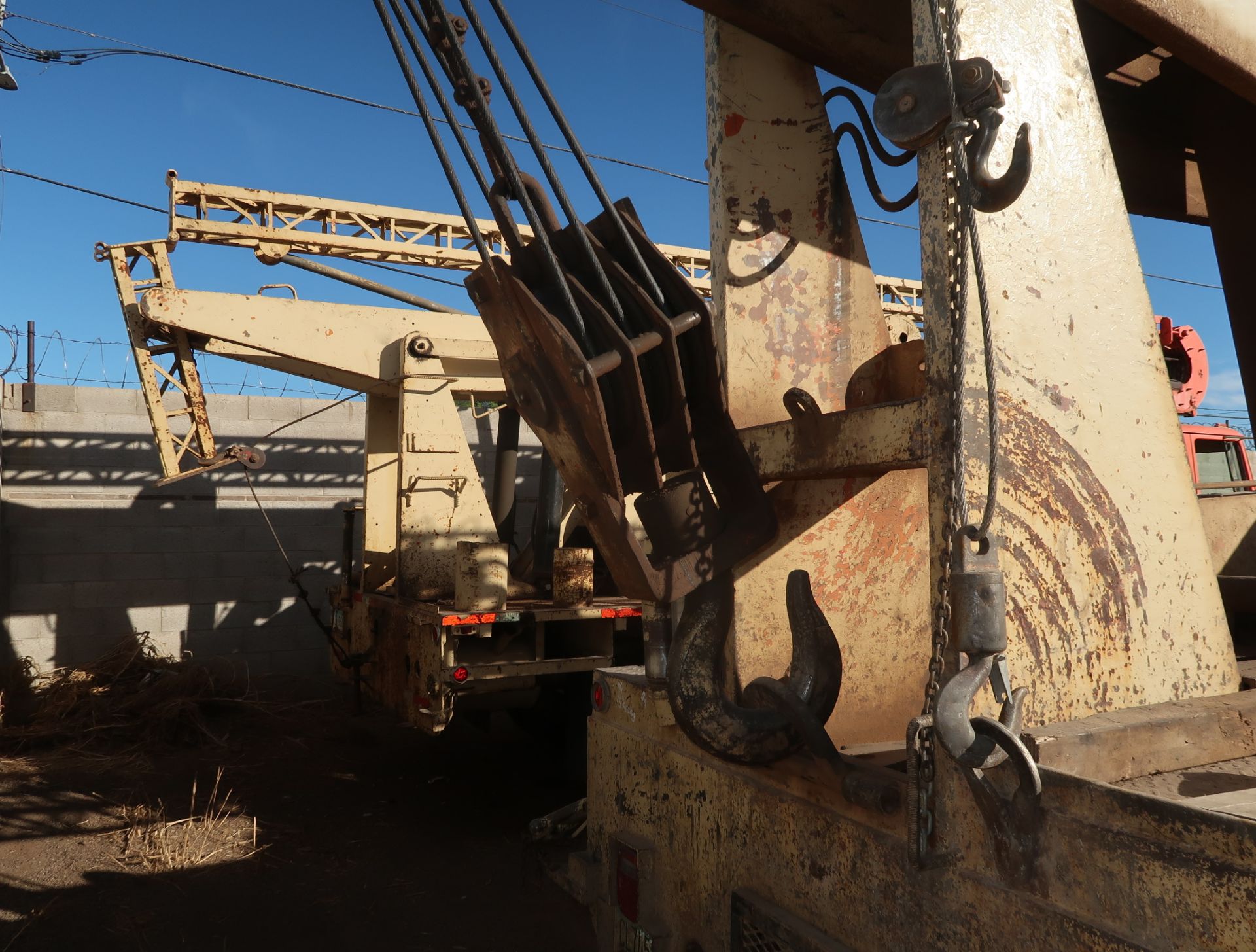 50-TON CAMELBACK PUMP HOIST RIG, MOUNTED ON 1994 FREIGHTLINER FL-70, VIN. 1FV6HFAA6SL834468 (WORKING - Image 4 of 7