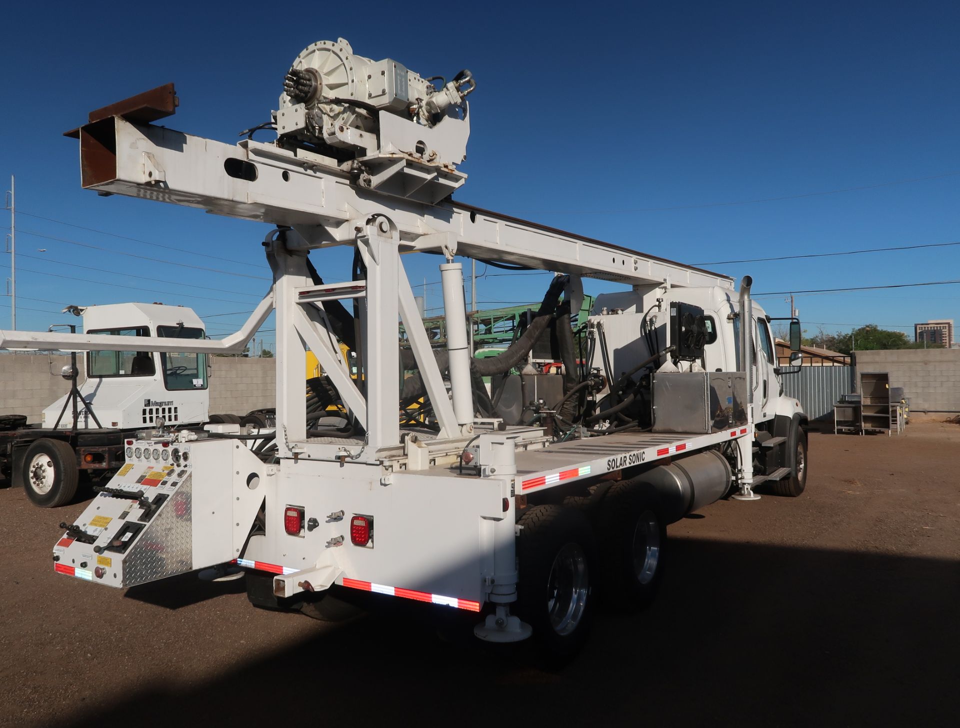 2018 GUS PECH SOLAR SONIC DRILL RIG SN. 131GPSS26CU4817, MOUNTED ON 2018 FREIGHTLINER 114SD DUAL - Image 6 of 28