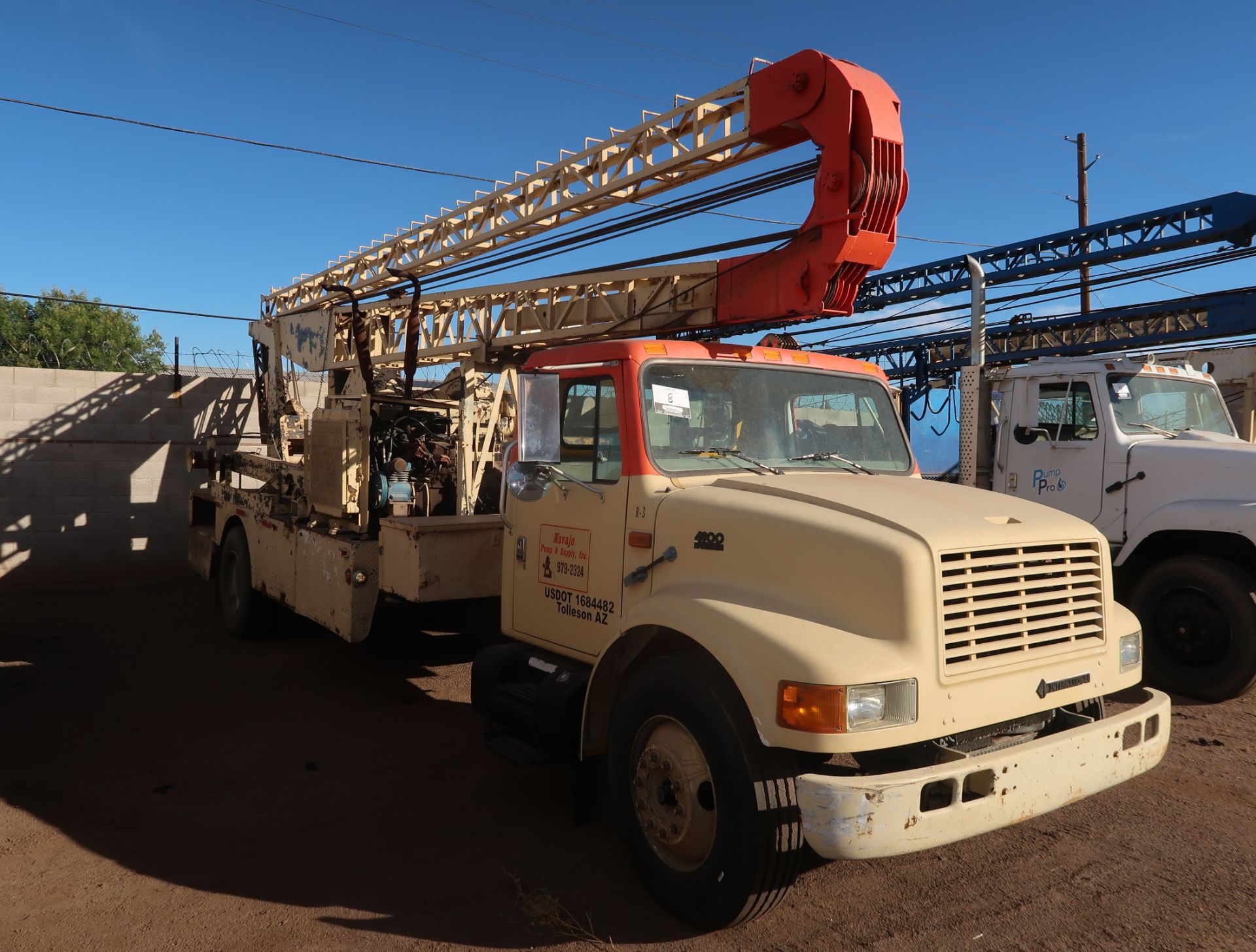 50-TON CAMELBACK PUMP HOIST RIG, MOUNTED ON 1999 INTERNATIONAL 4900 4X2, VIN. IHTSDAAM9XH682802 (R-3