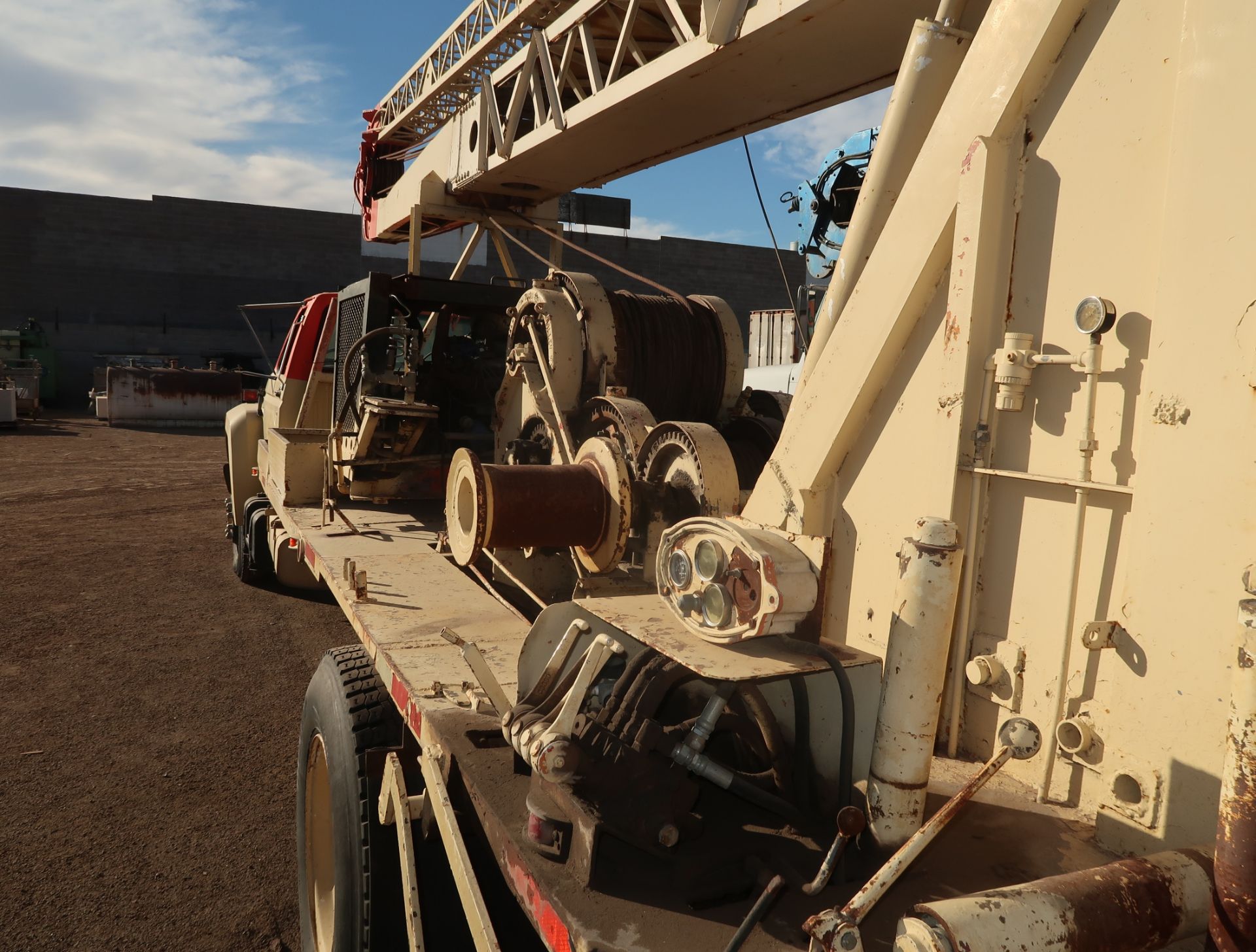 40-TON CAMELBACK PUMP HOIST RIG, MOUNTED ON 1987 FORD F-700, VIN. 1FDPT74A5HVA46385 (WORKING UNIT) - Image 2 of 5