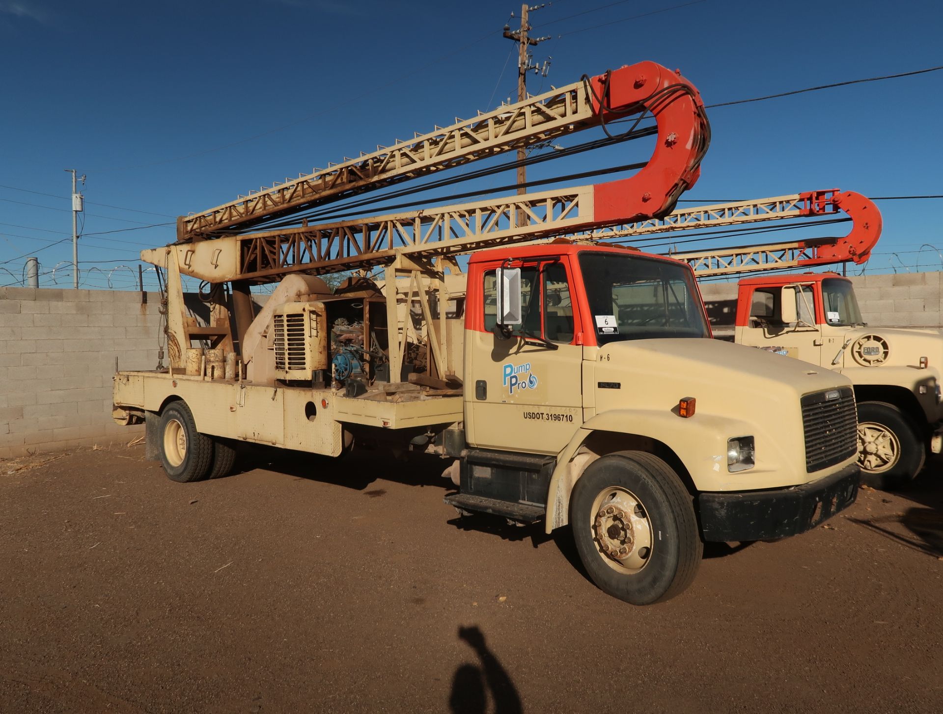 50-TON CAMELBACK PUMP HOIST RIG, MOUNTED ON 1994 FREIGHTLINER FL-70, VIN. 1FV6HFAA6SL834468 (WORKING