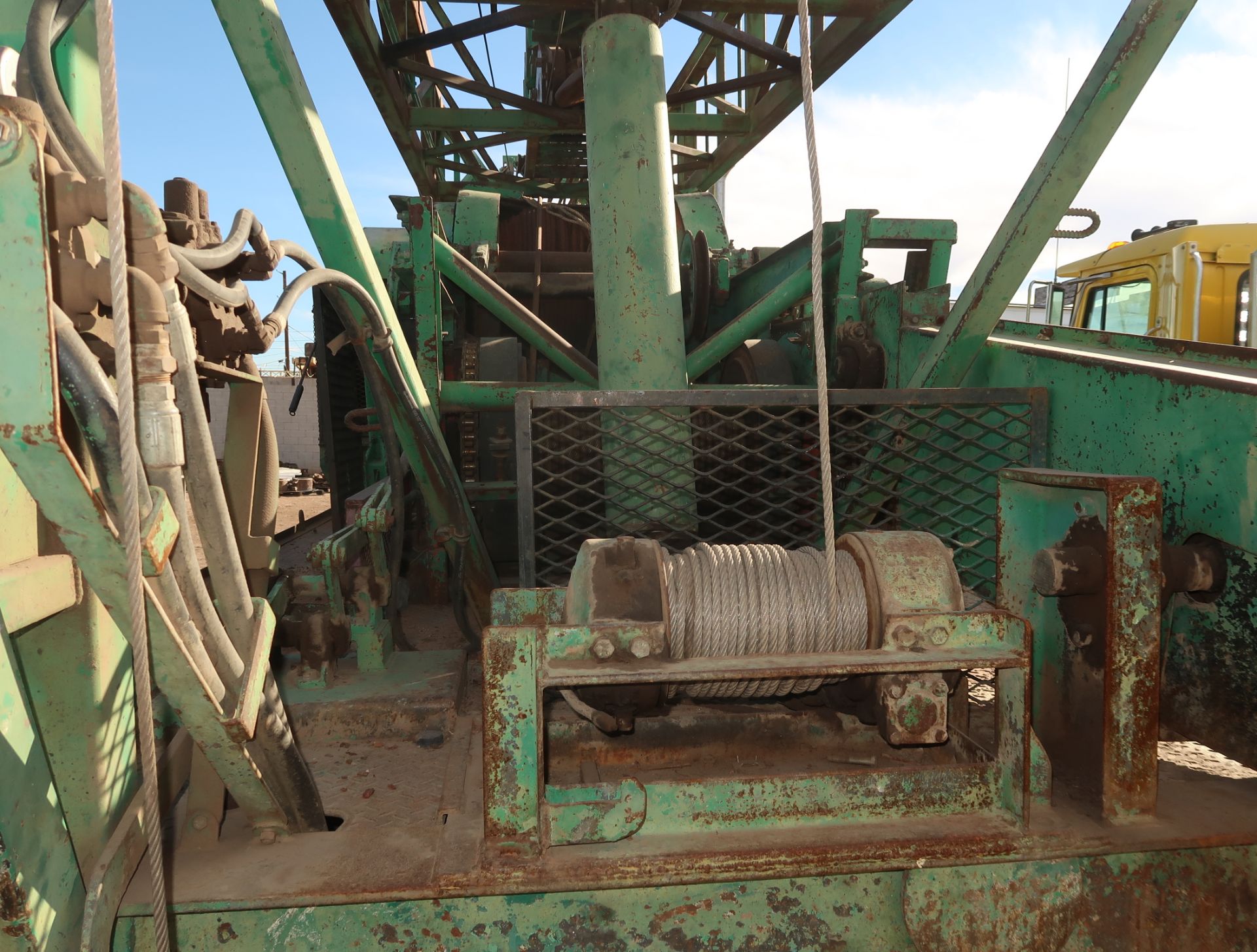 50-TON CAMELBACK PUMP HOIST RIG, MOUNTED ON 1979 KENWORTH TANDEM AXLE TRUCK, VIN. 1722661SGL ( - Image 4 of 6