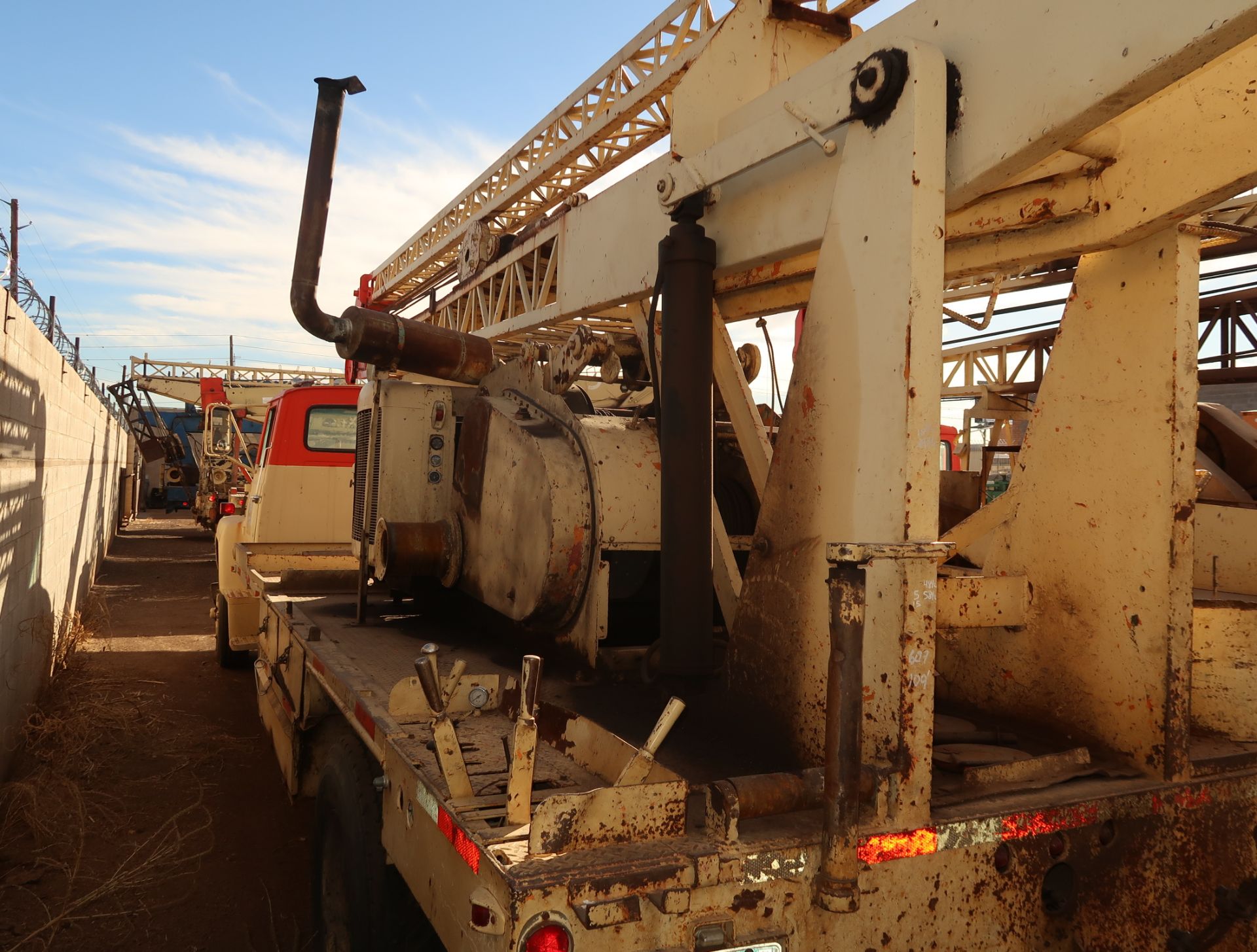 50-TON CAMELBACK PUMP HOIST RIG, MOUNTED ON 1977 FORD, VIN. R80DVY86420 (WORKING UNIT) - Image 4 of 5