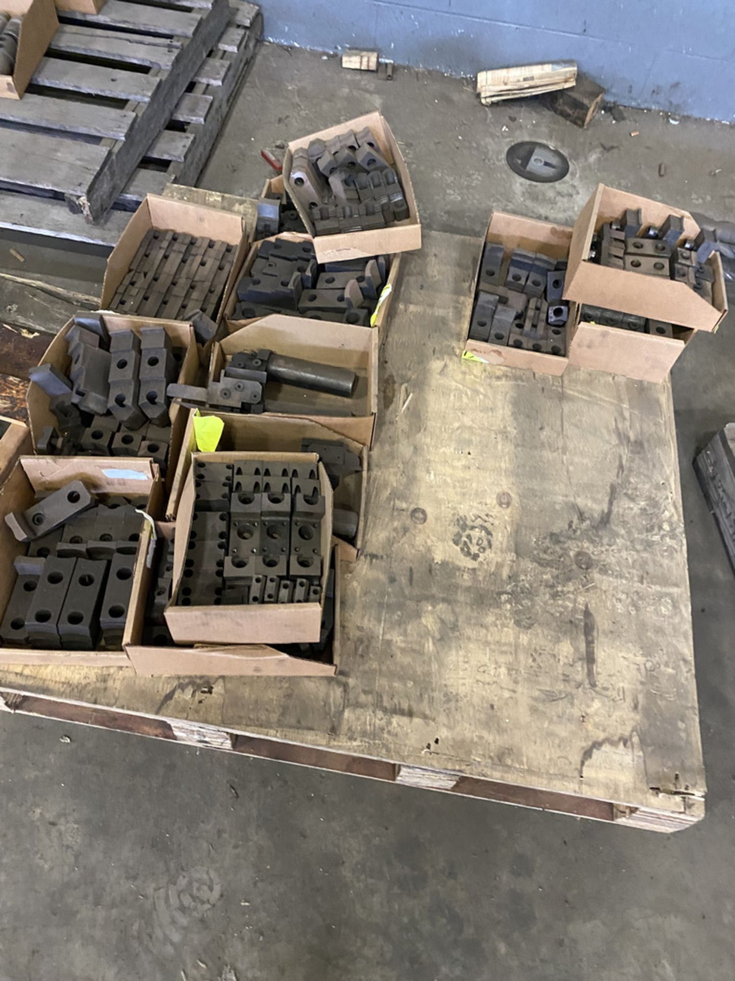 (7) pallets misc parts, - Image 6 of 9