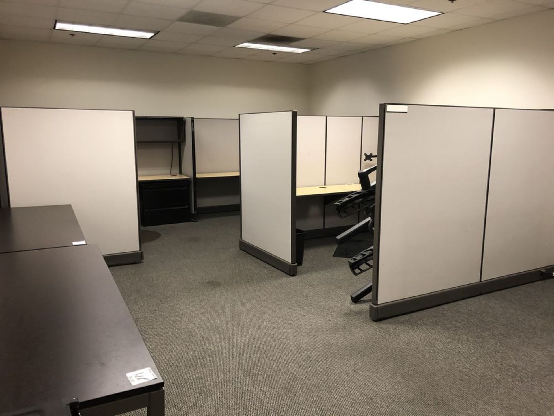 (LOT) CONTENTS OF OFFICE- (3) CUBICLES, FRIDGE, (2) TABLES