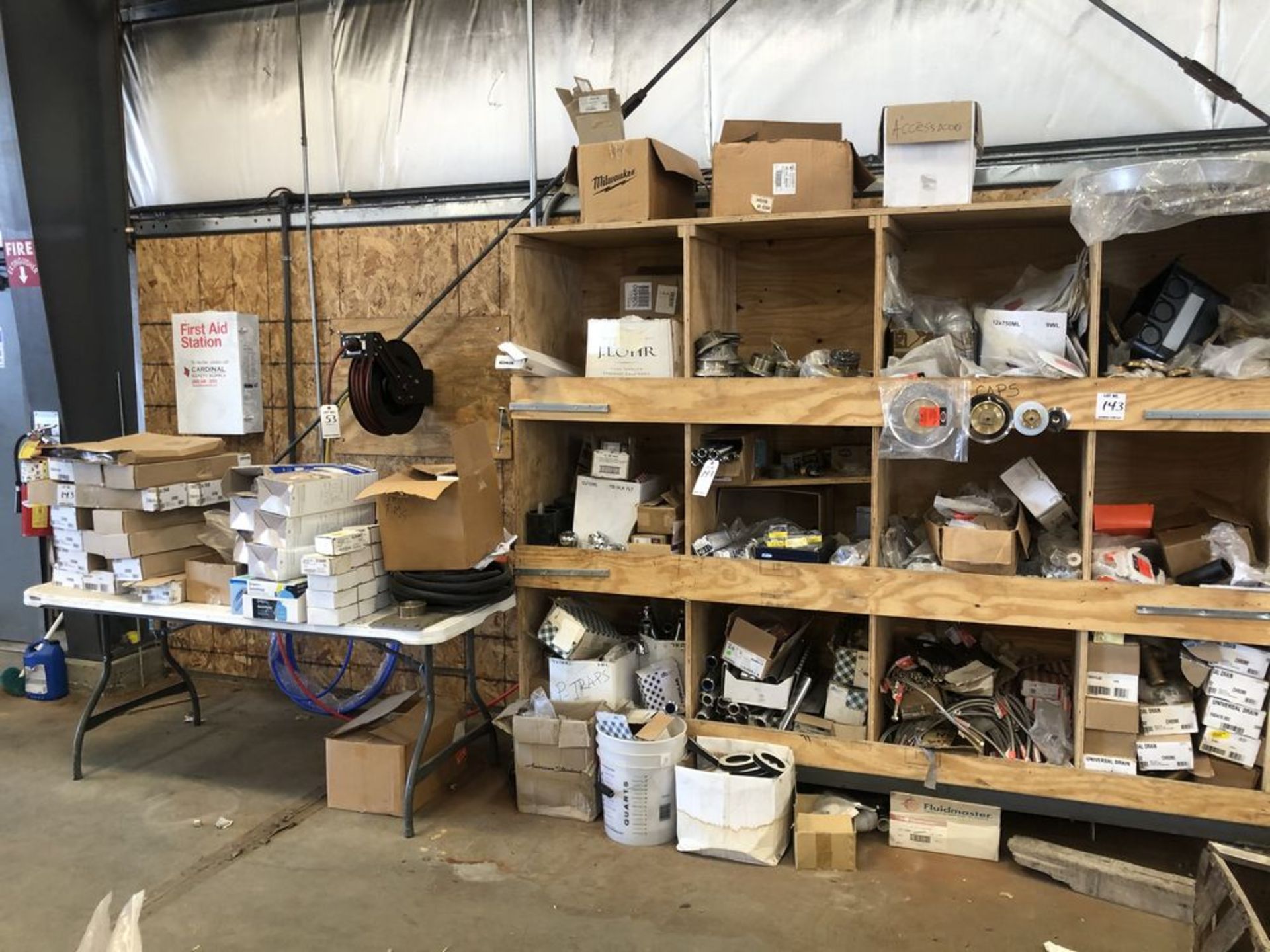 (LOT) INVENTORY CART AND TABLE WITH MISC FLEX HOSES, P TRAPS, DRAINS, DRAIN COVERS, SQUARE COUNTER